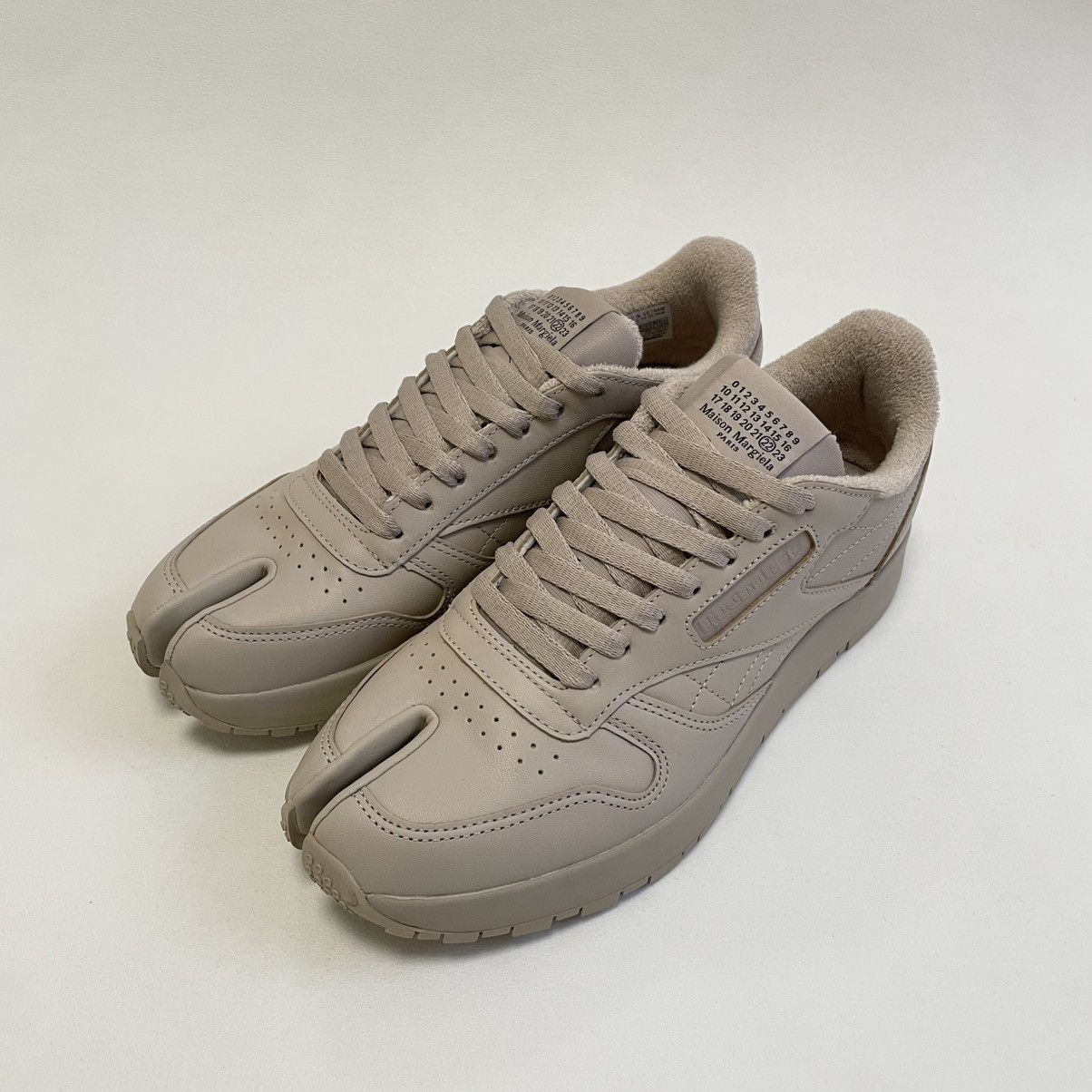 Maison Margiela × Reebok Beige Leather ‘Project 0 CL’ Tabi Sneakers Size US 10 / IT 40 - 21 Thumbnail