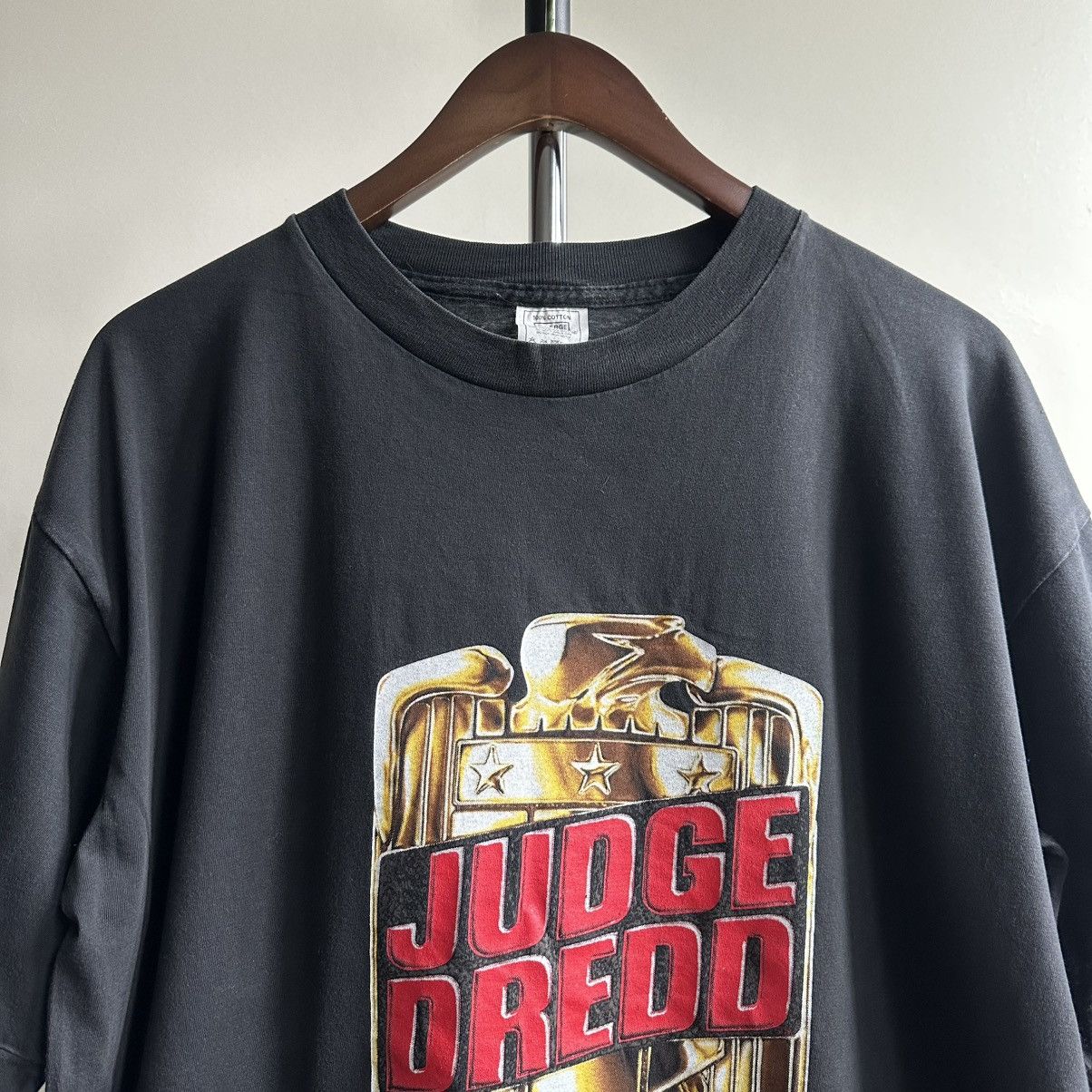 Vintage Vintage 1995 Judge Dredd “He is the Law!” Movie Promo Tee Size US XL / EU 56 / 4 - 2 Thumbnail
