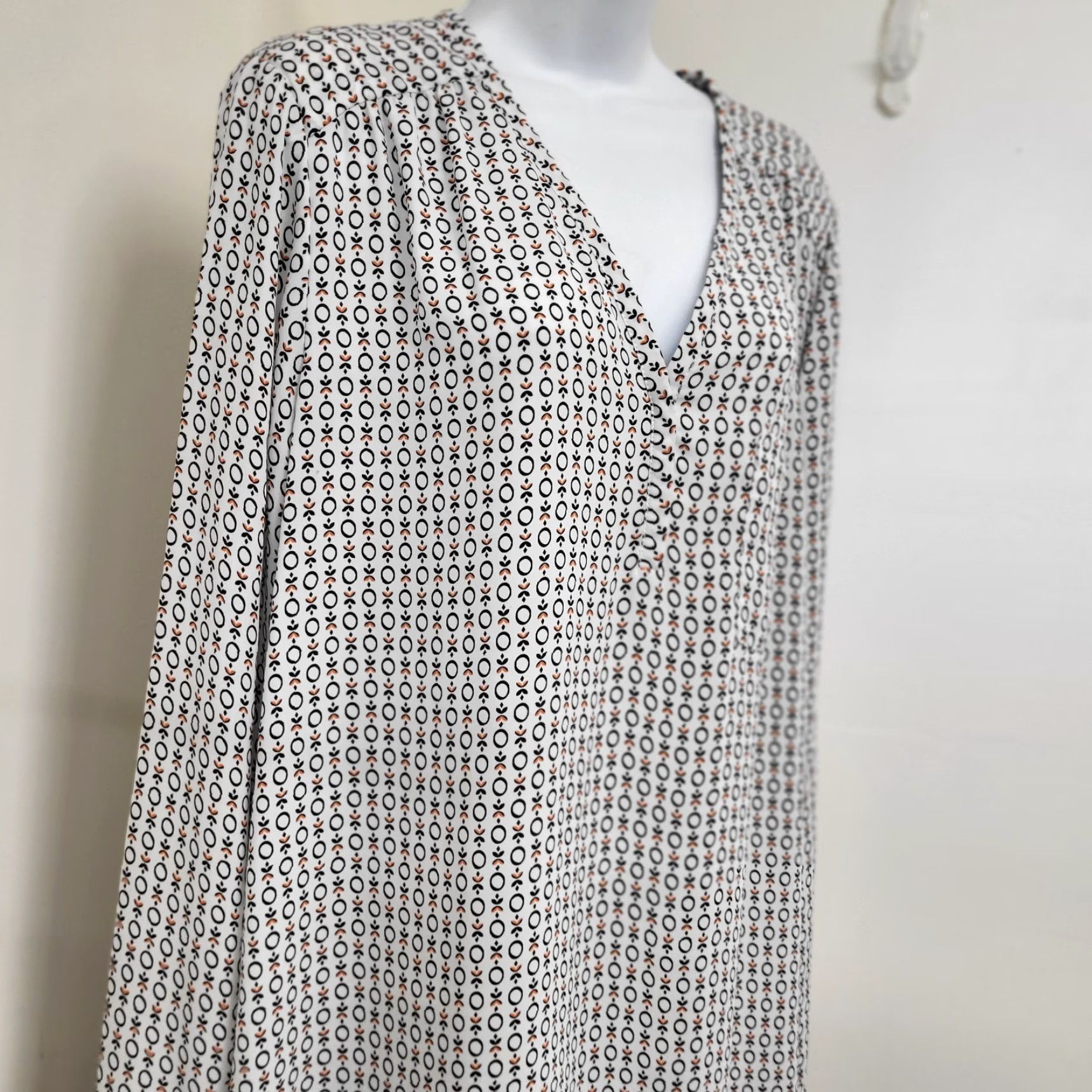Vintage Pleione Blouse Women's Size XL Black/White Geo Print Long Sleeve VNeck Polyester Geometric Pattern Geo Print Shirt Womens XL Size XL / US 12-14 / IT 48-50 - 4 Thumbnail