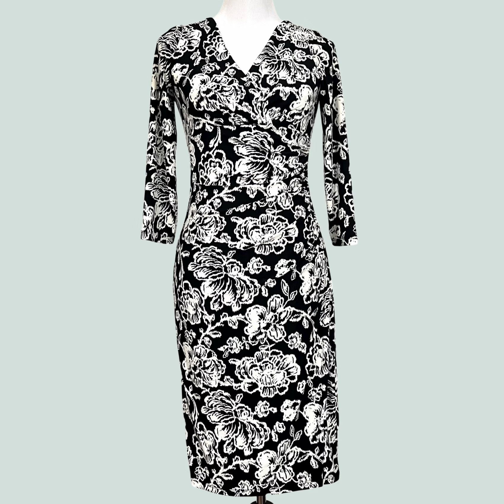 Ralph Lauren VINTAGE Lauren Ralph Lauren Dress Black White Floral Stretch Knit V-Neck Ruched Size 4 Size S / US 4 / IT 40 - 1 Thumbnail