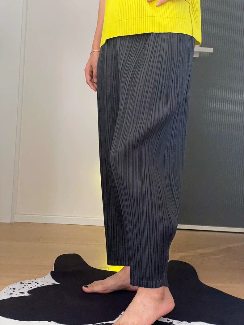 Issey Miyake Issey Miyake size:1 Black pleated trousers Size 22" - 1 Thumbnail