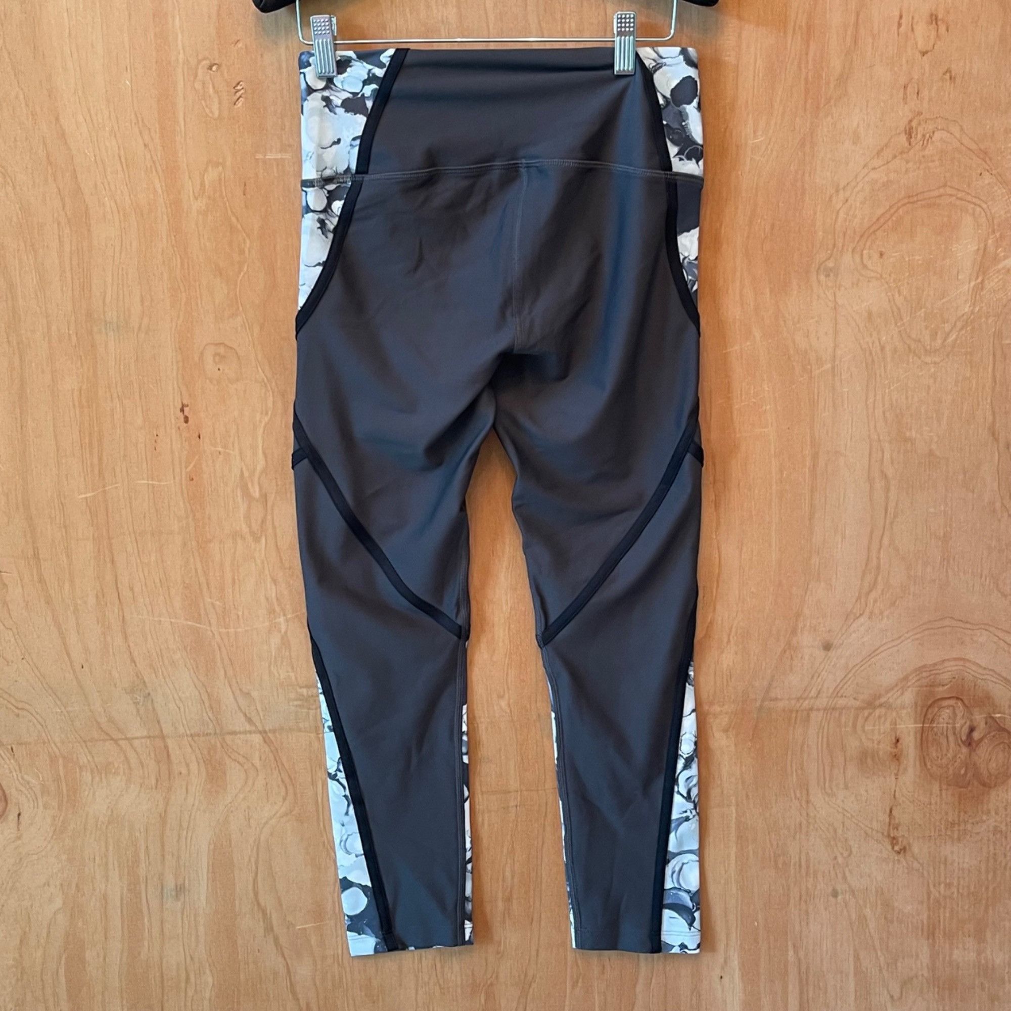 Under Armour Under Amour HeatGear Leggings Women's Medium Black and Gray Size 28" / US 6 / IT 42 - 7 Thumbnail