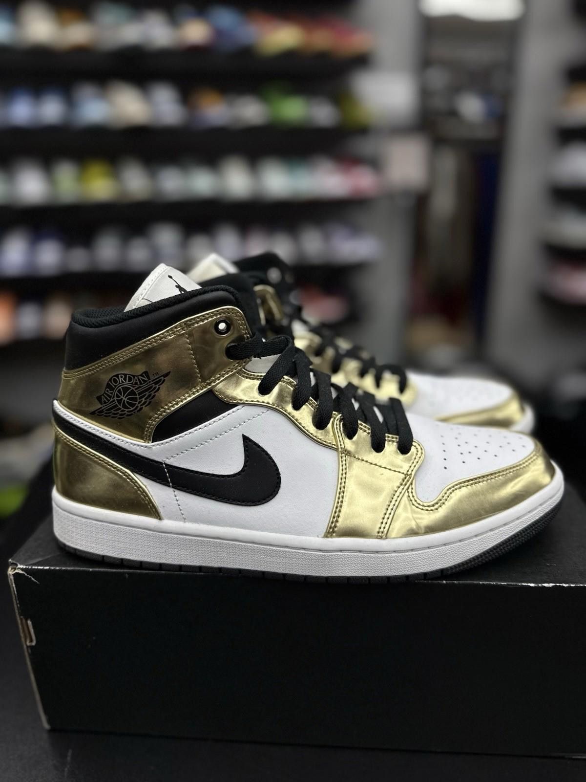 Jordan Brand Jordan 1 Mid SE Metallic Gold 2020 Gold Black 11 DC1419-700 Size US 11 / EU 44 - 1 Thumbnail