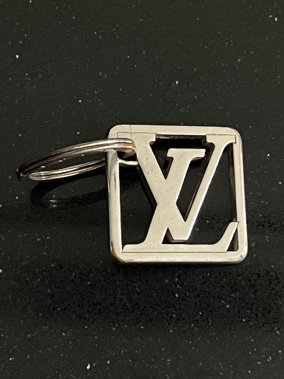 Louis Vuitton Louis Vuitton Silver Metal Keychain Size ONE SIZE - 1 Thumbnail