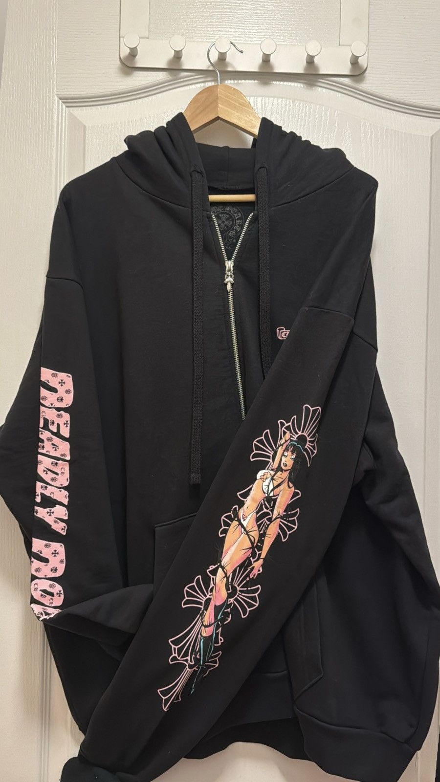 限定品◆コラボ◆CHROME HEARTS × DEADLY DOLL ZIP-UP JACKET Chrome Hearts Deadly Doll Pink Cross Scroll Logo Hoodie