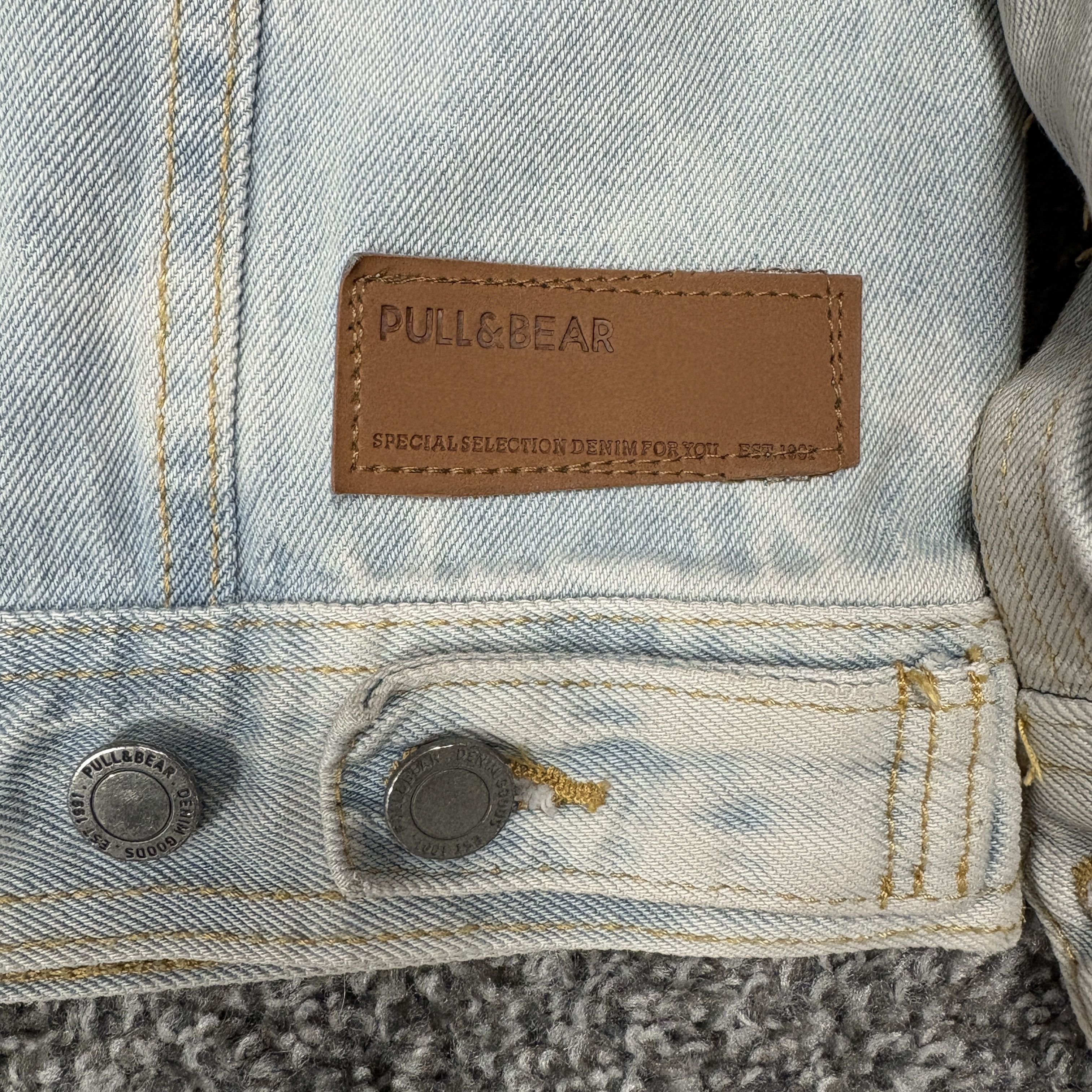 Pull & Bear Pull&Bear Light Wash Denim Jean Jacket, Size XL Size US XL / EU 56 / 4 - 7 Thumbnail