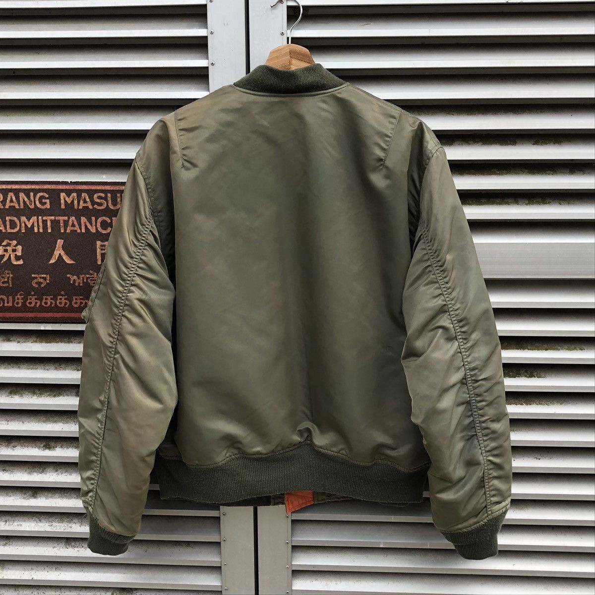 Vintage Vintage Sun Faded Ma-1 Bomber Jacket By Uniqlo Size US L / EU 52-54 / 3 - 3 Thumbnail