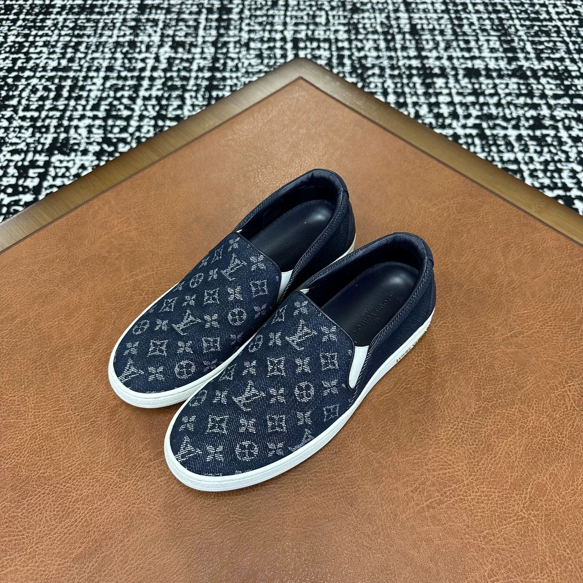 Louis Vuitton Louis Vuitton Canvas Denim Lowtop Sneakers it_37 Women Size US 7 / IT 37 - 1 Thumbnail