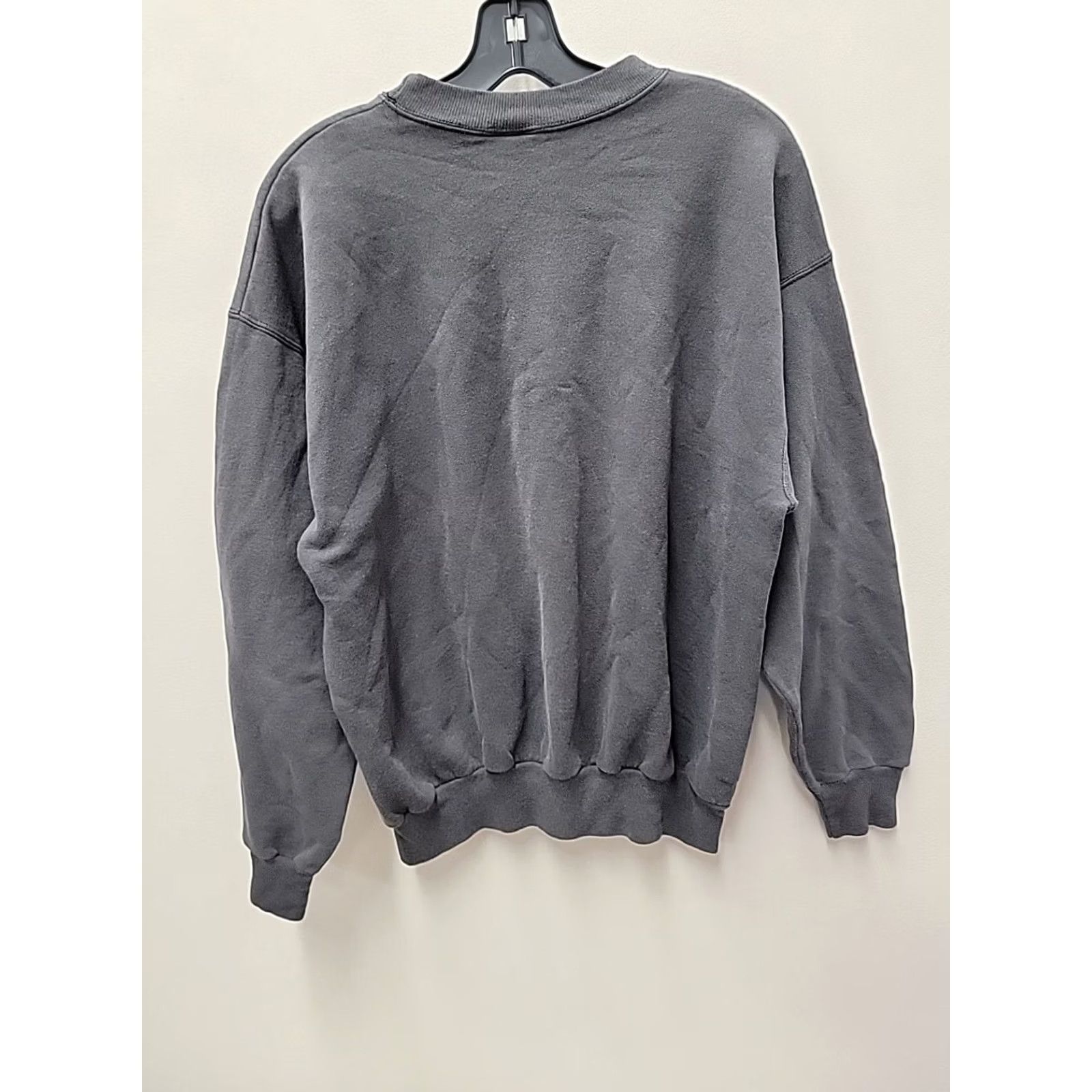 Hanes VINTAGE Hanes Cigar Graphic Sweatshirt Mens Long Sleeve Shirt L Black Distressed Cracked Graphic 23.5 Chest 25.5 Length Men Size US L / EU 52-54 / 3 - 4 Thumbnail