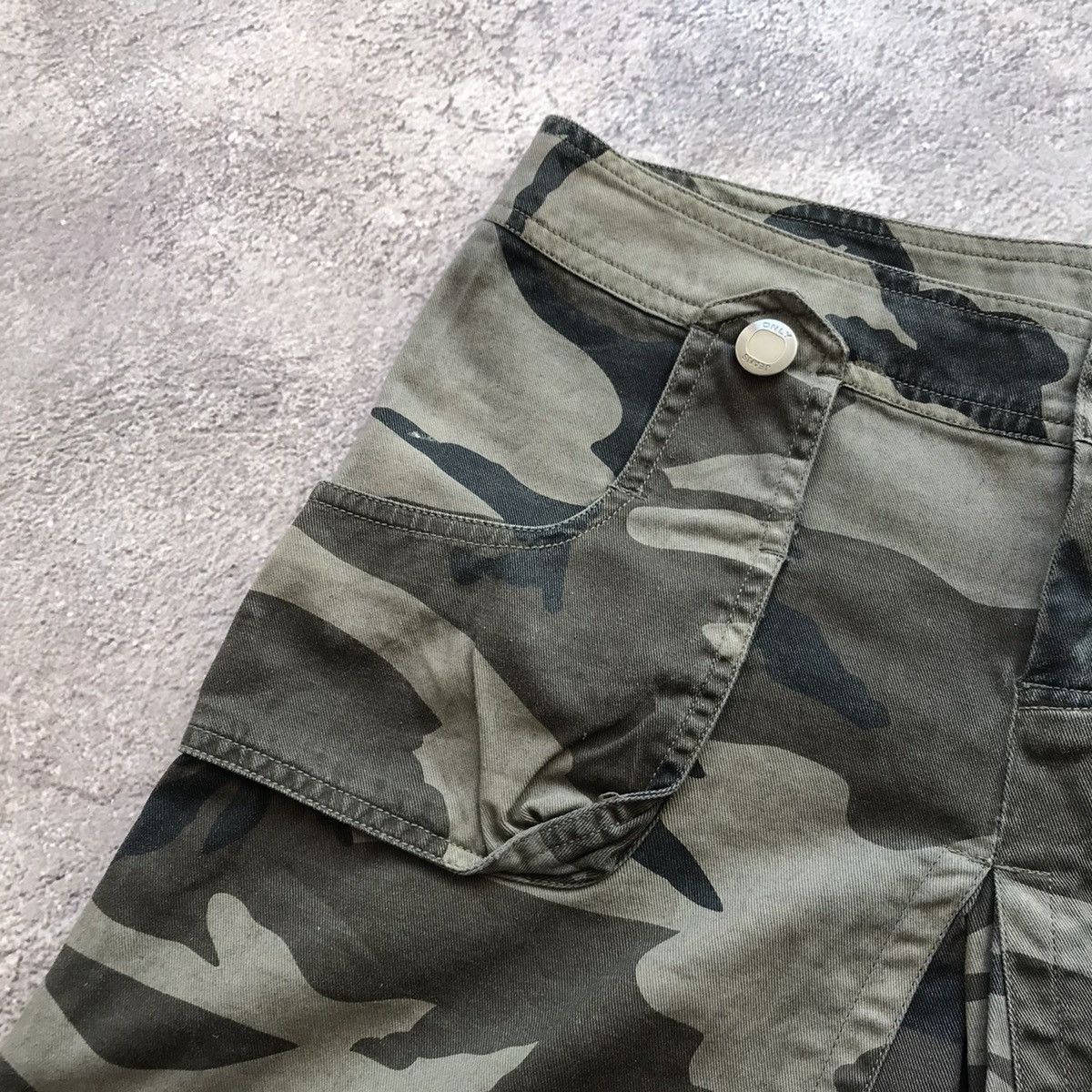 Vintage Vintage Y2K Camo Cargo Shorts Baggy Streetwear Skate Logo 27 Size 27" / US 4 / IT 40 - 2 Thumbnail