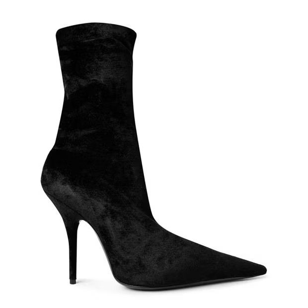 o1g2r1mq0924 Ankle Boots in Black