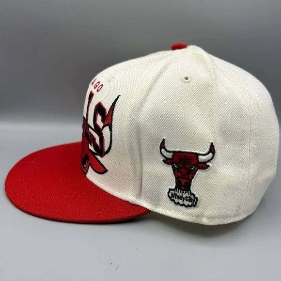 Mitchell & Ness Chicago Bulls Hat Men White Red Embroidered Snap Back Cap Size ONE SIZE - 6 Thumbnail