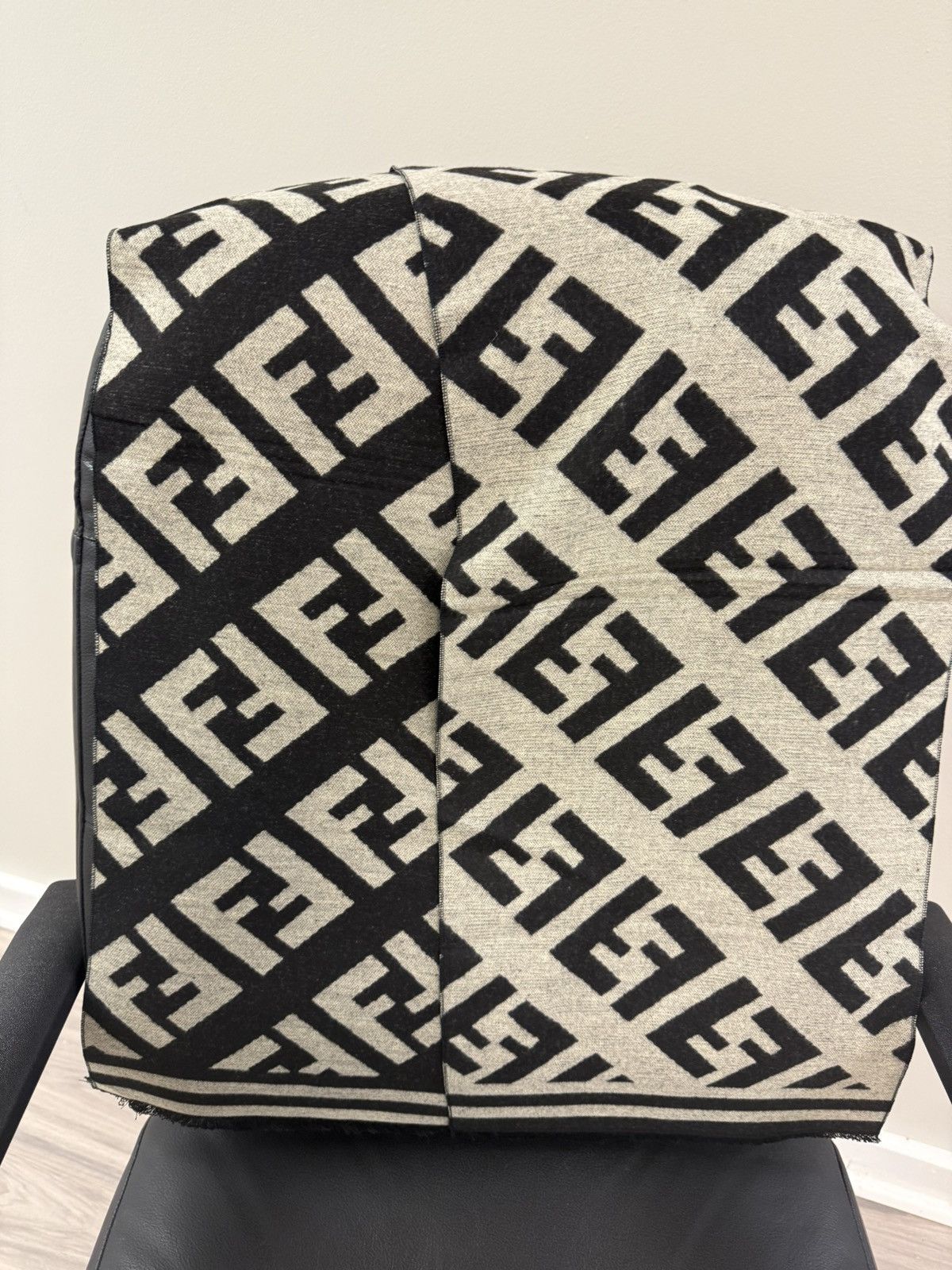 Fendi Fendi Cashmere Scarf Size ONE SIZE - 1 Thumbnail