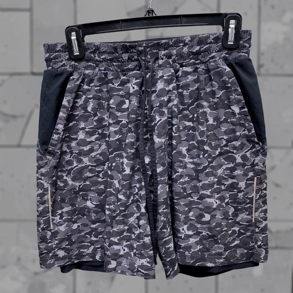 Lululemon Lululemon Athletic Shorts Mens Black/Gray Drawstring Size S Regular Waist 27 in Athletic Shirt? Size US 29 - 1 Thumbnail