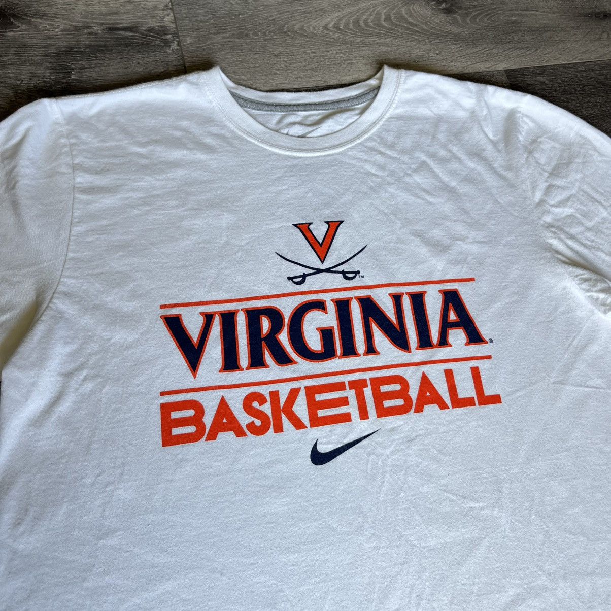 Nike Vintage Nike UVA Virginia Basketball Center Swoosh Logo Tee Size US L / EU 52-54 / 3 - 2 Thumbnail