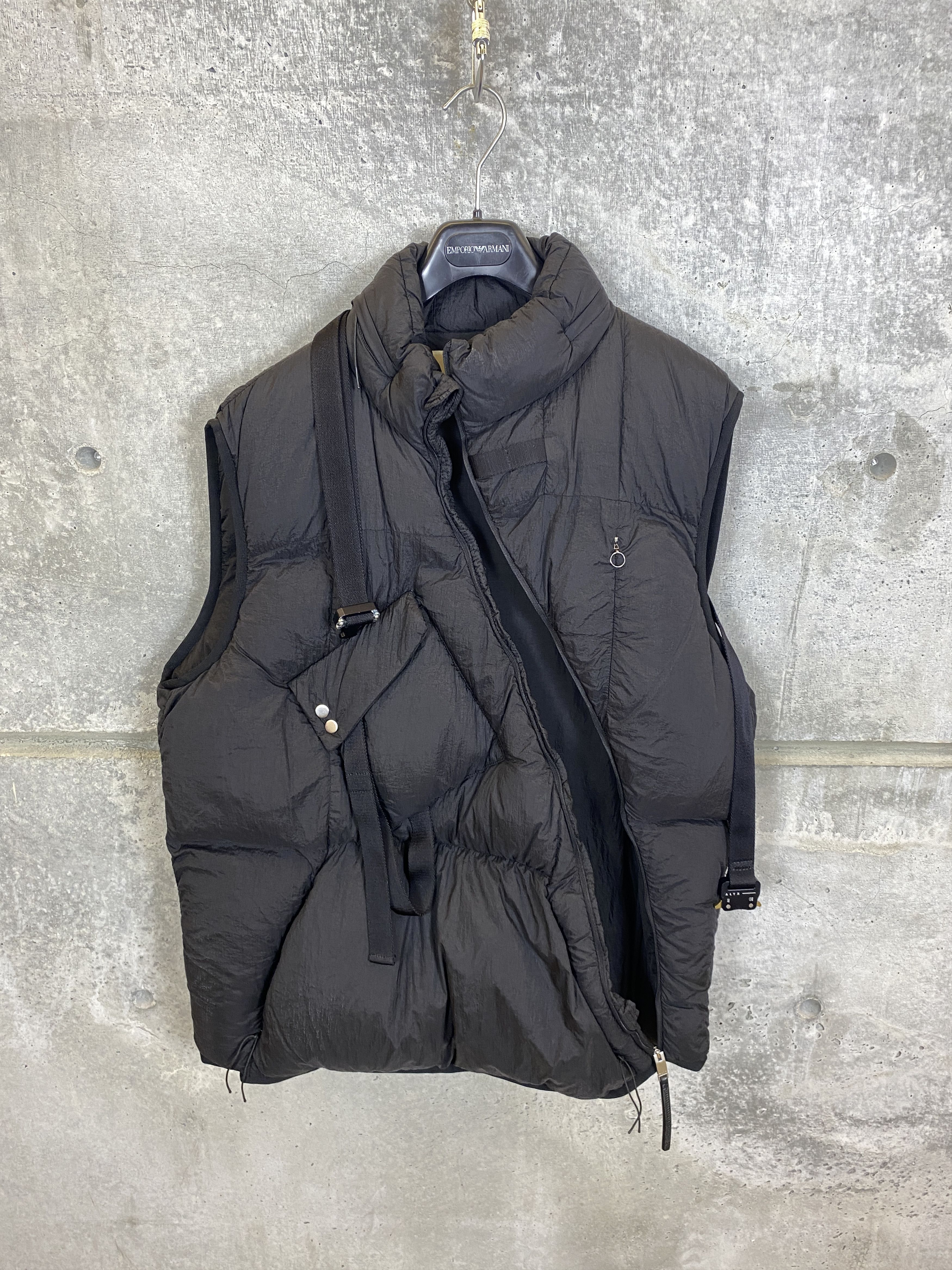 1017 ALYX 9SM NWT $1590 1017 9SM ALYX Asymmetric DOWN VEST Size US XL / EU 56 / 4 - 3 Thumbnail