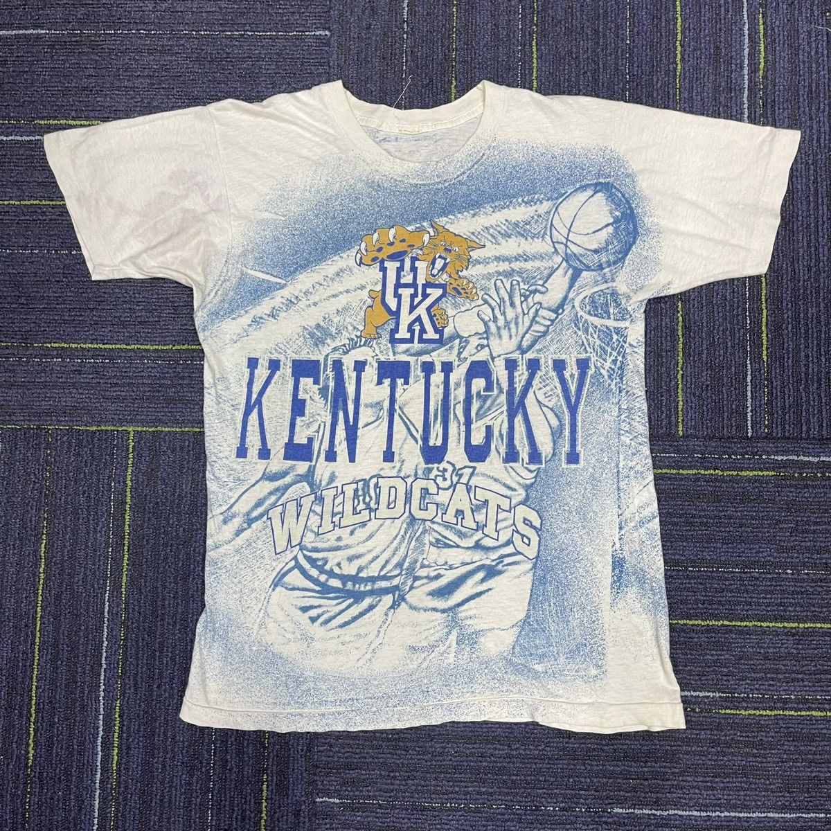 NBA × Vintage VINTAGE KENTUCKY WILDCATS 80s AOP STREETWEAR T SHIRT Size US L / EU 52-54 / 3 - 1 Thumbnail