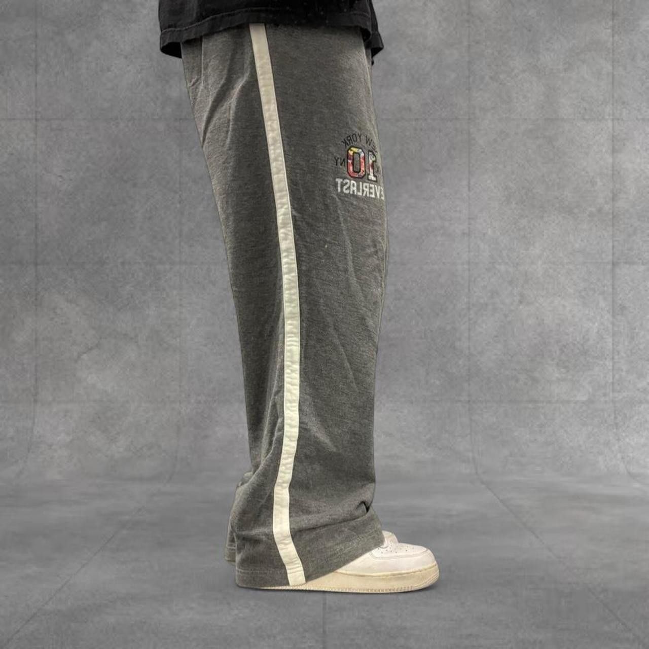 Vintage Crazy Vintage Y2K/2000s Super Baggy Wideleg Striped Grey Everlast Sweatpants! Size US 34 / EU 50 - 1 Thumbnail