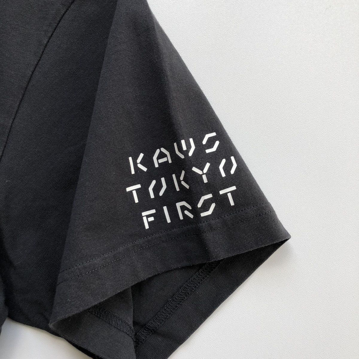 Kaws × Uniqlo Uniqlo X Kaws Tokyo First Logo UT T-Shirt Dark Grey Size US L / EU 52-54 / 3 - 6 Thumbnail