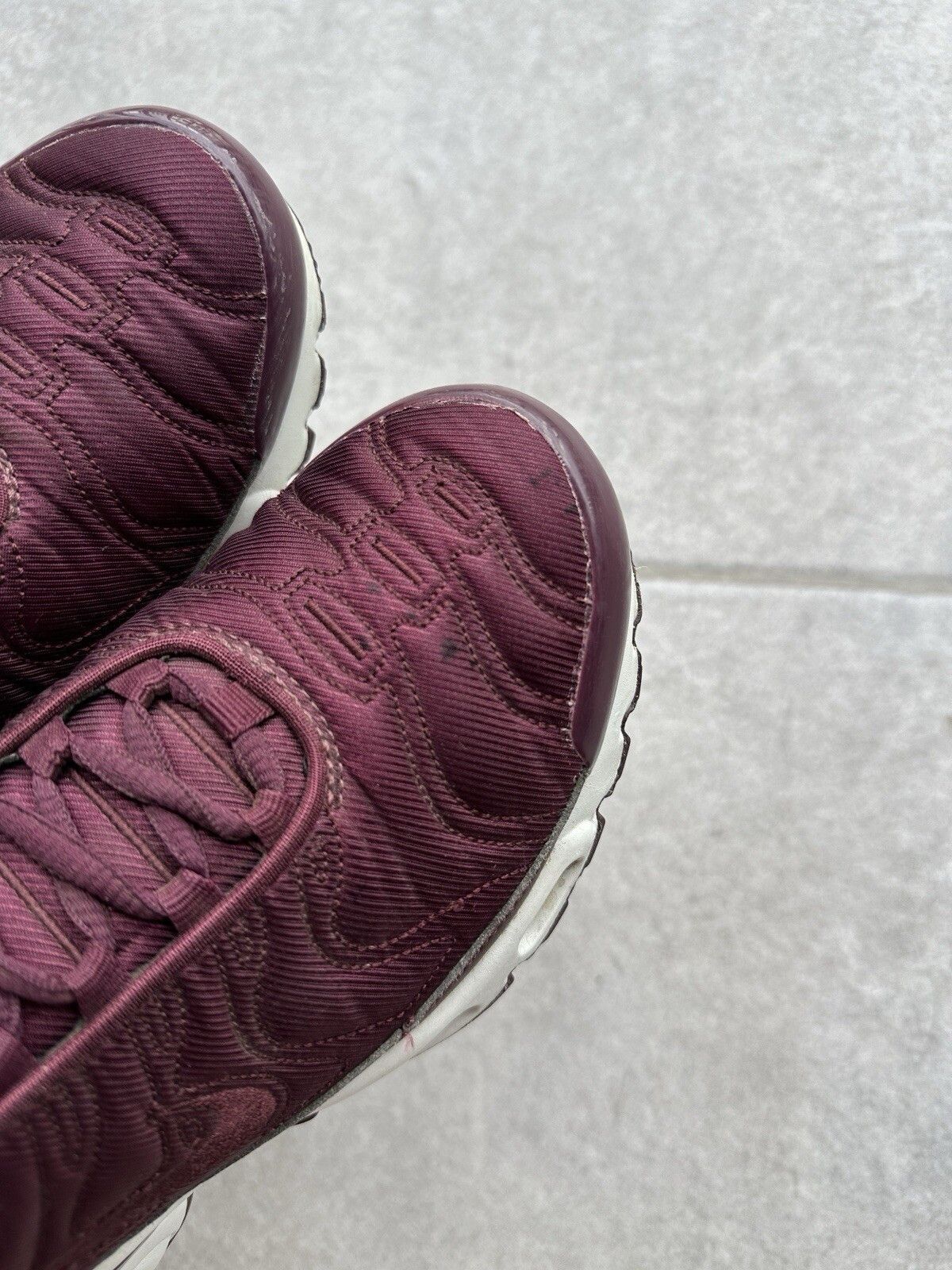 Nike Womens AIR MAX PLUS SE Metallic Mahogany Trainers Size US 7.5 / IT 37.5 - 12 Thumbnail