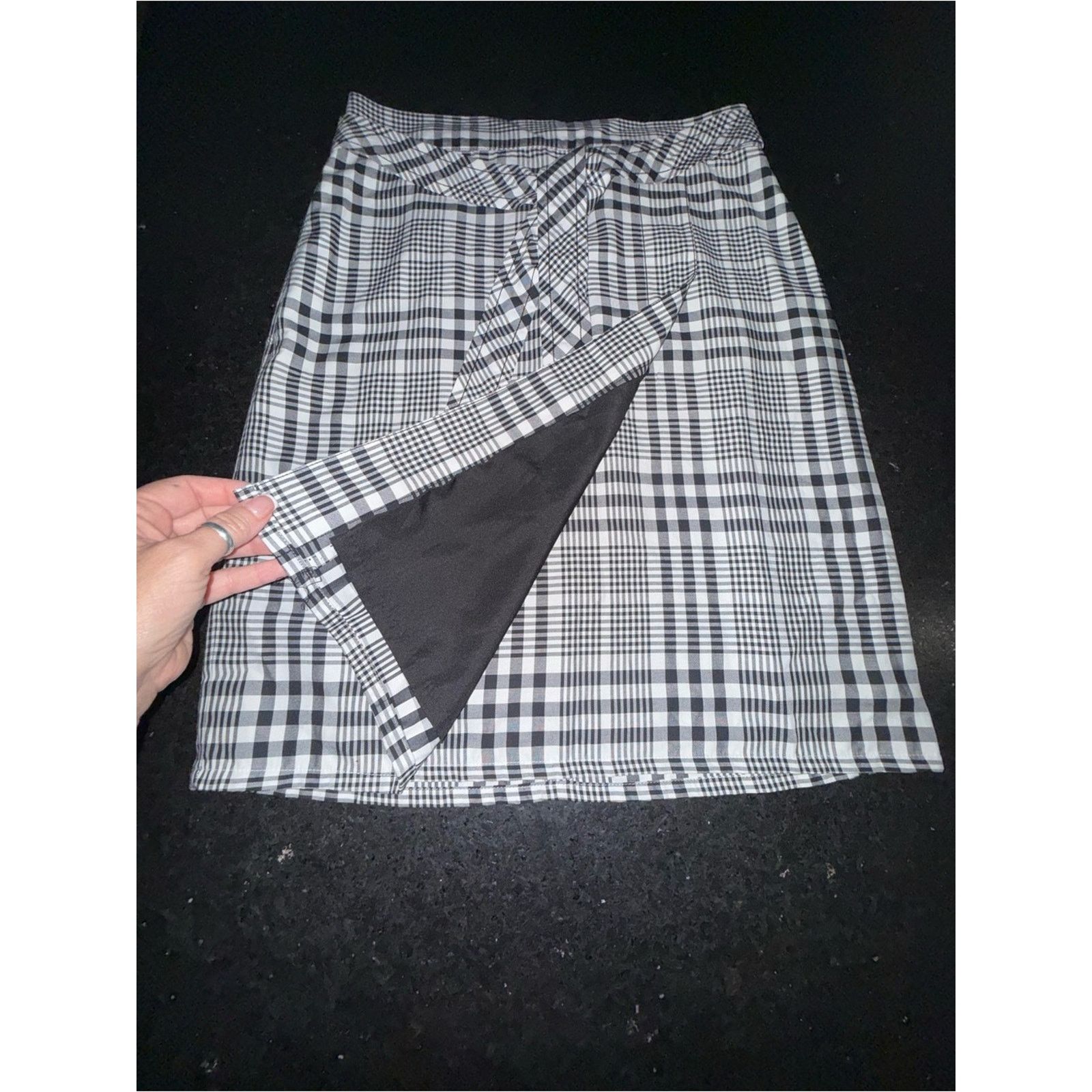 Ann Taylor Ann Taylor Black White Wrap Plaid Pencil Skirt 8 FULLY LINED Size 30" / US 8 / IT 44 - 2 Thumbnail