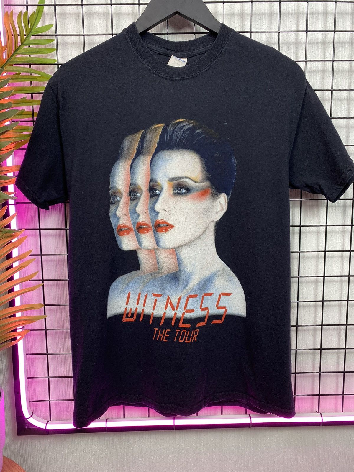 Band Tees Katy Perry T Shirt Medium Witness Concert Tour Band Size US M / EU 48-50 / 2 - 1 Thumbnail
