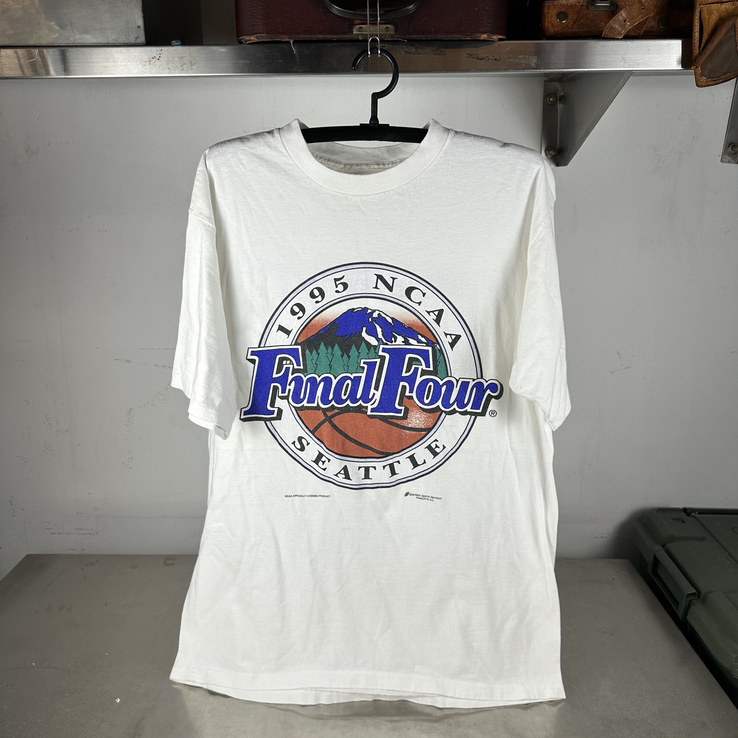 Vintage Vintage 1995 NCAA College Basketball Final Four T-shirt Size US XL / EU 56 / 4 - 1 Thumbnail