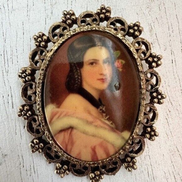 Other Vintage Enamel & Gold Tone Oval Pendant Victorian Lady Edwar Size ONE SIZE - 1 Thumbnail