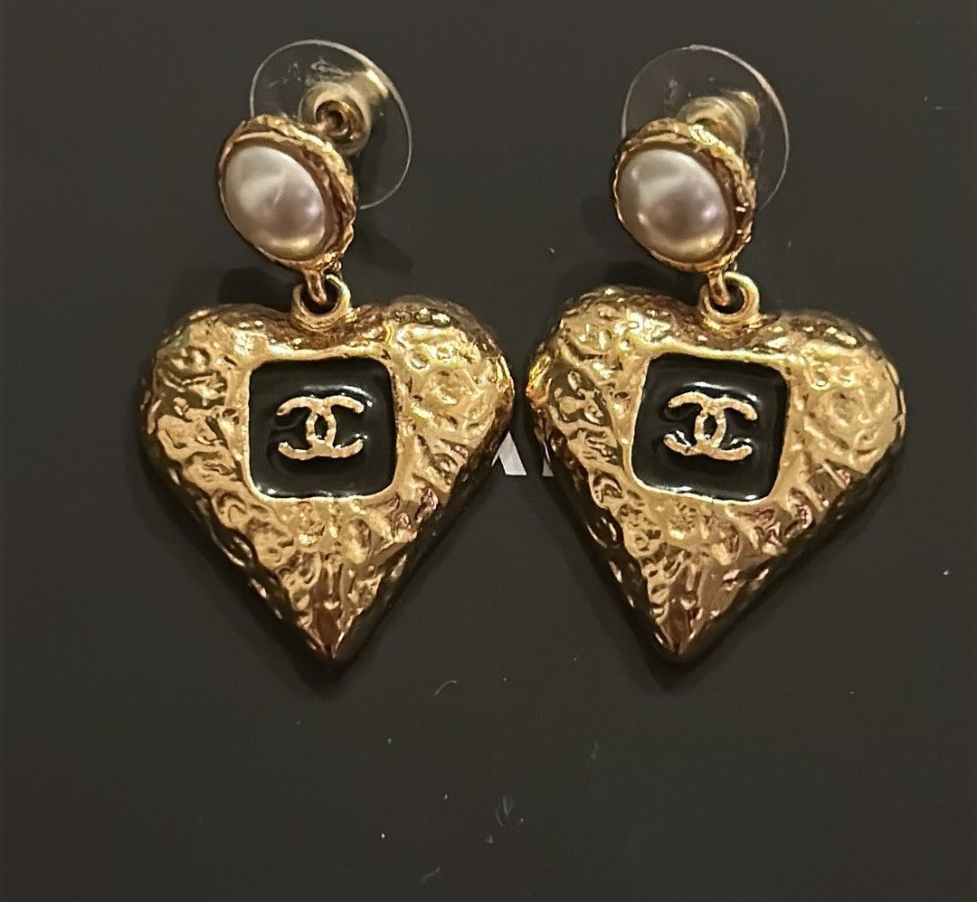 Chanel Chanel Heart Shaped CC Black Enamel, Faux Pearl Earrings Size ONE SIZE - 6 Thumbnail