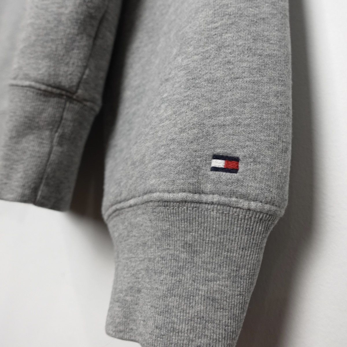 Tommy Hilfiger × Tommy Jeans × Vintage Vintage 00s Tommy Hilfiger CrewNeck Sweatshirt Size US L / EU 52-54 / 3 - 4 Thumbnail