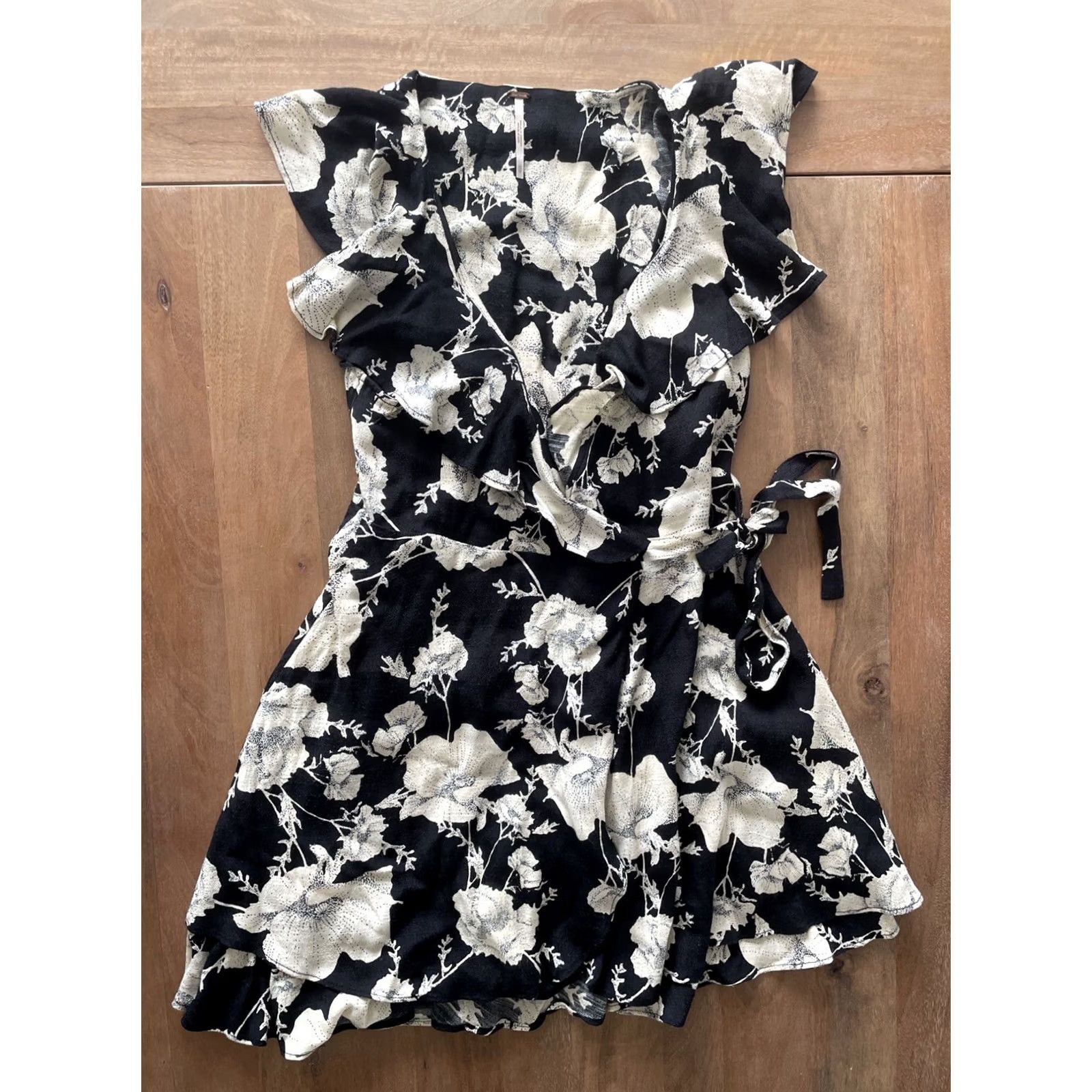 Free People Free People Dress Mini Wrap XS Floral V-Neck Belted Short Sleeve Size XS / US 0-2 / IT 36-38 - 2 Thumbnail