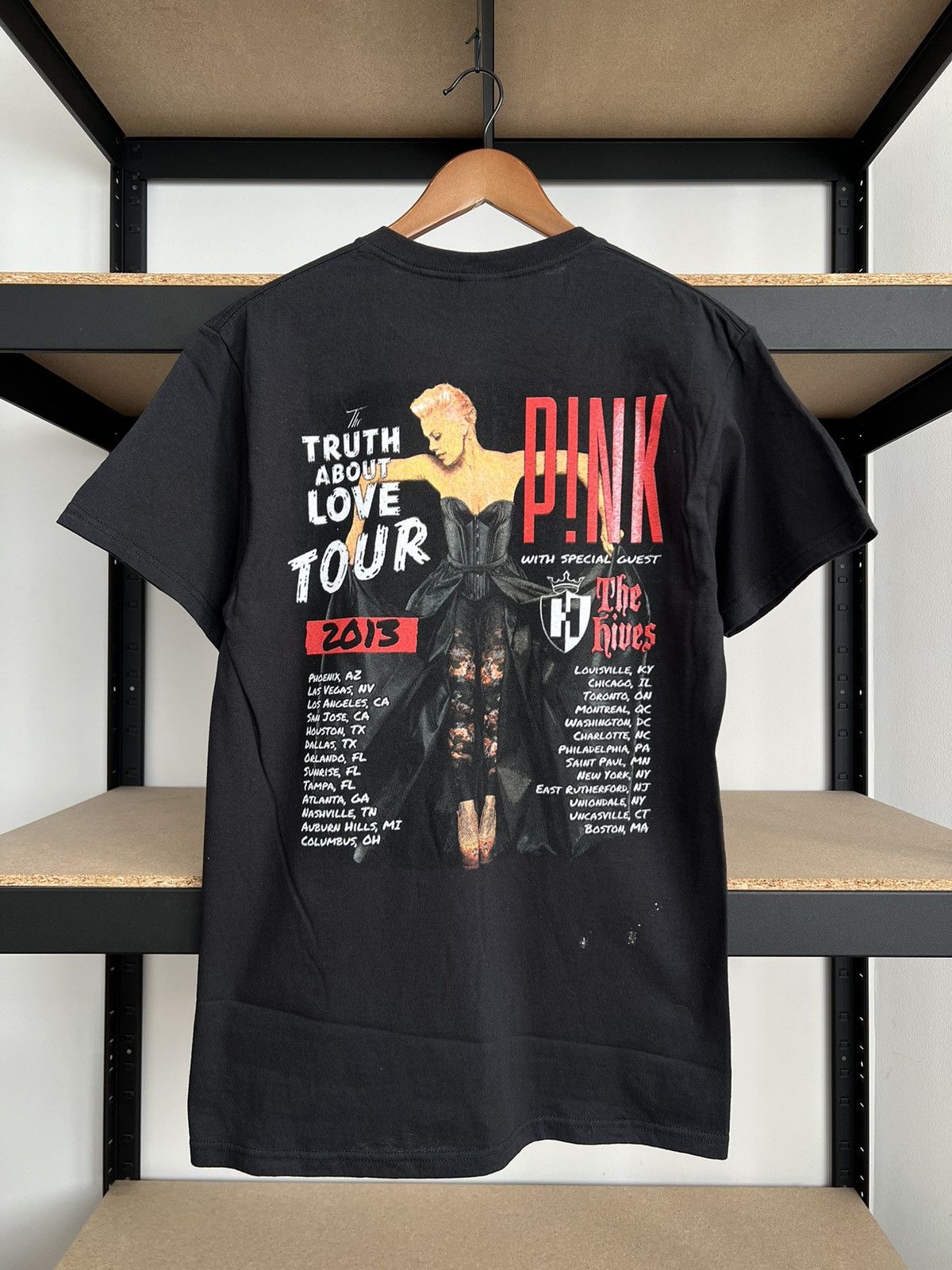 Band Tees Vintage 2013 Pink The Truth About Love Tour Black T-shirt Size US M / EU 48-50 / 2 - 4 Thumbnail