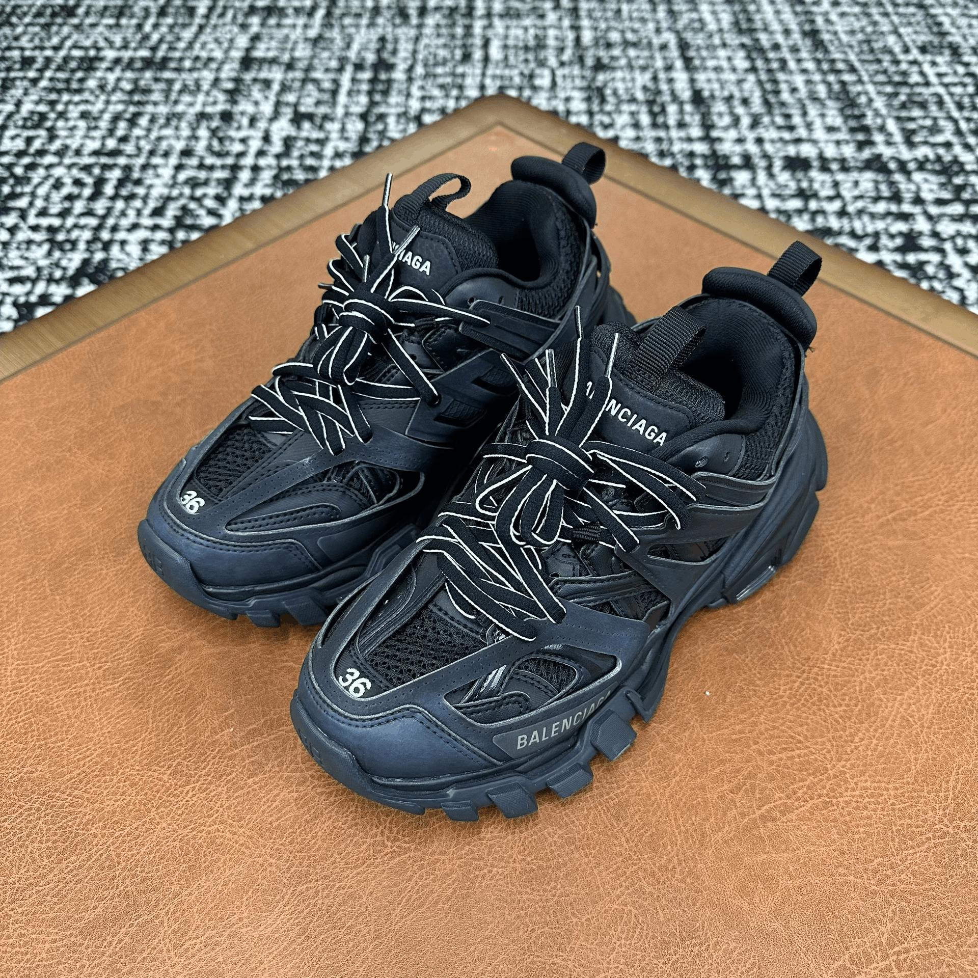 Balenciaga Balenciaga Black Lowtop Sneakers it_36 Women Size US 6 / IT 36 - 1 Thumbnail