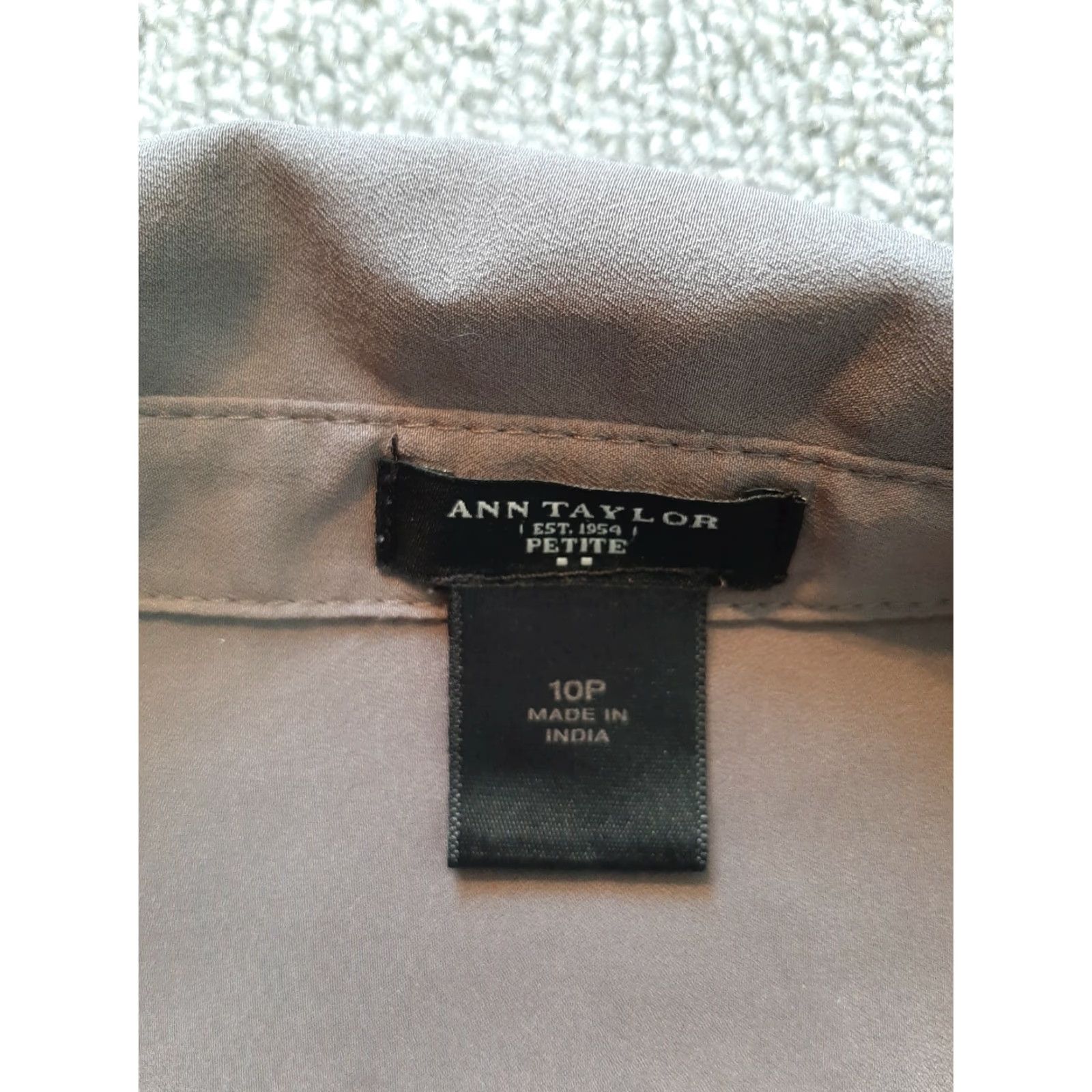 Ann Taylor Ann Taylor Blouse Shirt Womens Long Sleeve 10P Petite Lightweight Gray Round Neck Button Workwear Size L / US 10 / IT 46 - 2 Thumbnail