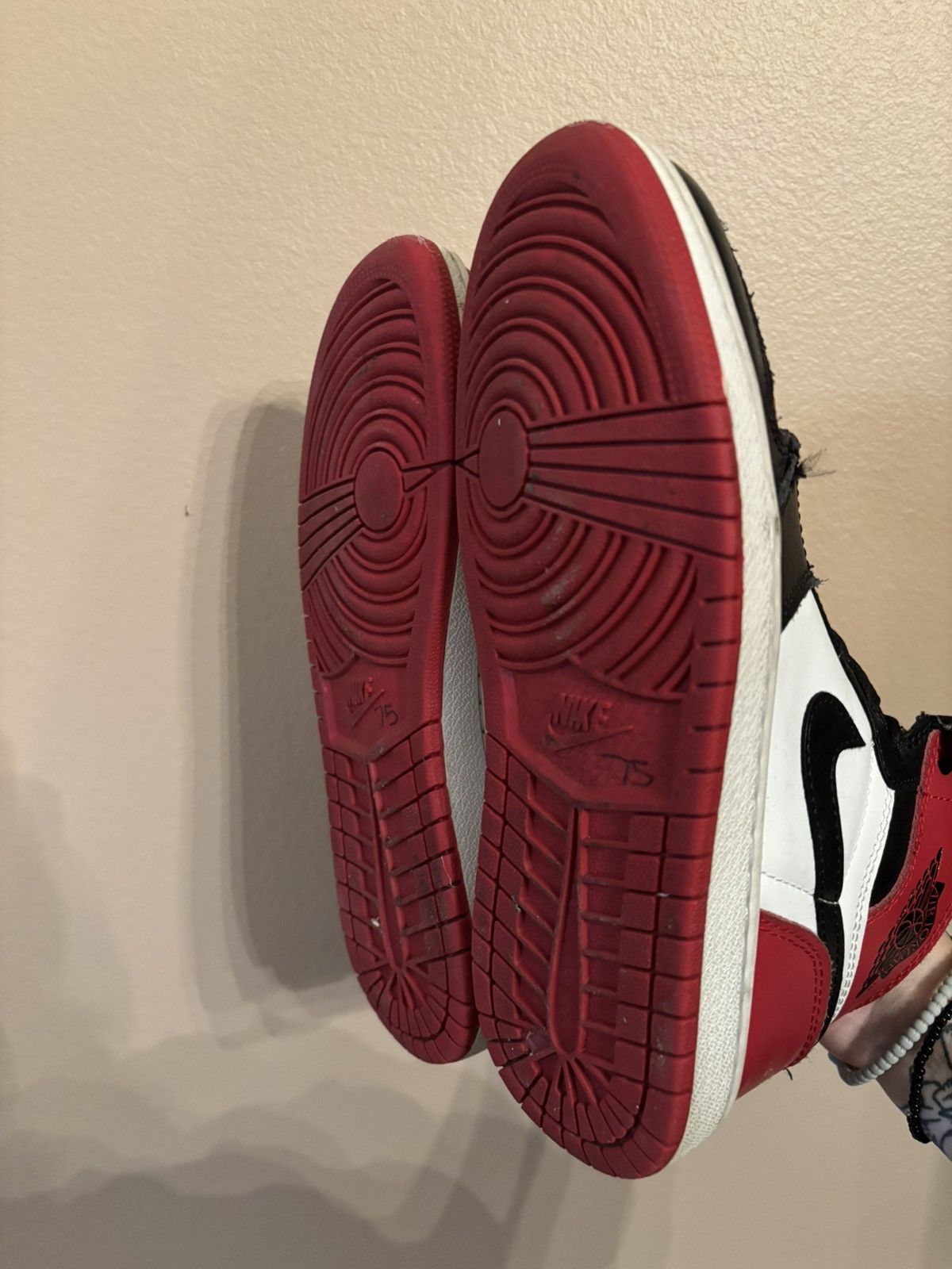Jordan Brand Air Jordan 1 Retro High OG 'Bred Toe' Size US 6.5 / EU 39-40 - 5 Thumbnail