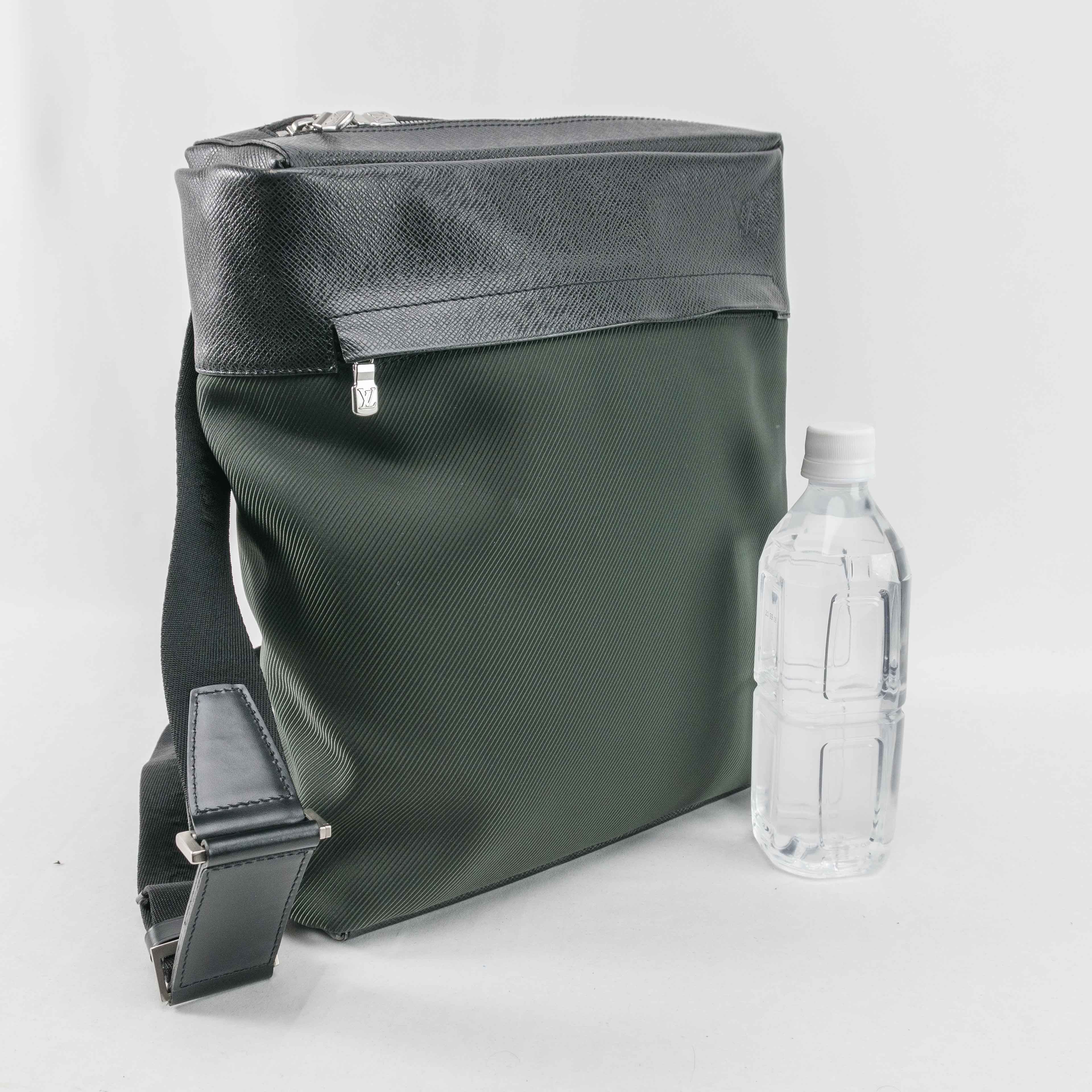 Louis Vuitton Louis Vuitton Taiga Leather District PM Messenger Bag Size ONE SIZE - 23 Thumbnail