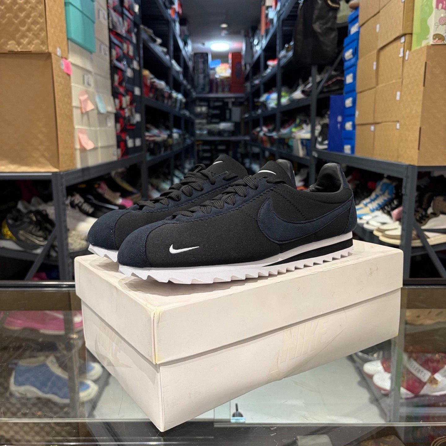 Nike Nike Black Lowtop Sneakers 10 Men Size US 10 / EU 43 - 1 Thumbnail
