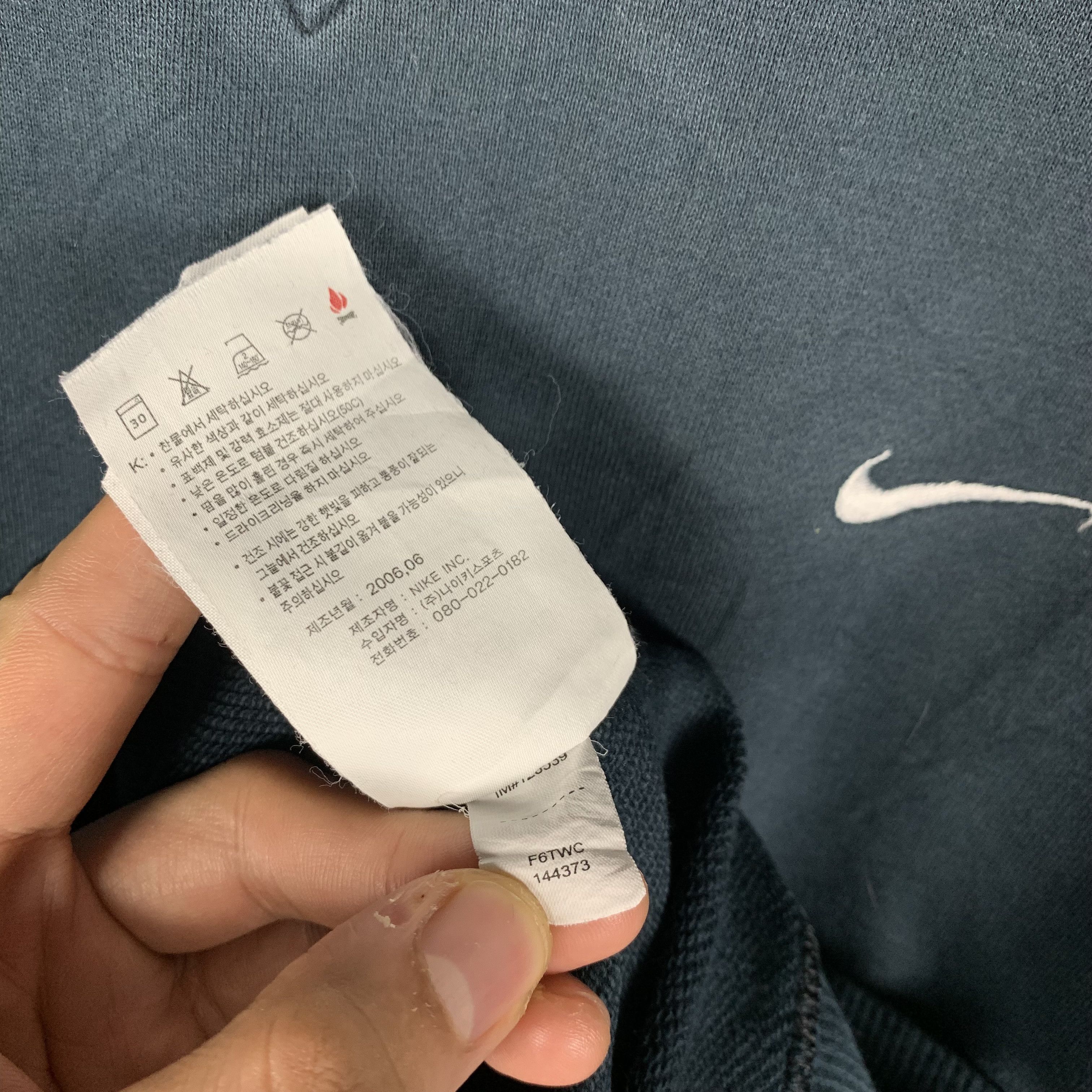 Nike 2000s Nike Swoosh Sweatshirt Crewneck Size US M / EU 48-50 / 2 - 4 Thumbnail