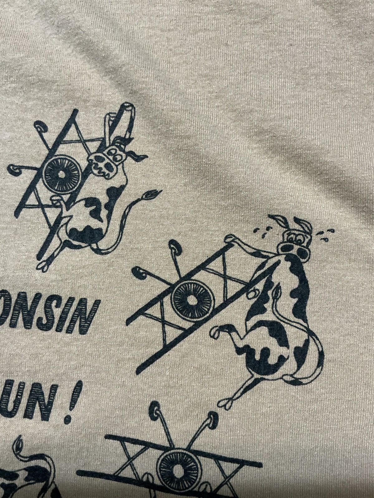 Other OshKosh Wisconsin Always A Barrel Of Fun Flying Cows T-Shirt Size US M / EU 48-50 / 2 - 8 Thumbnail