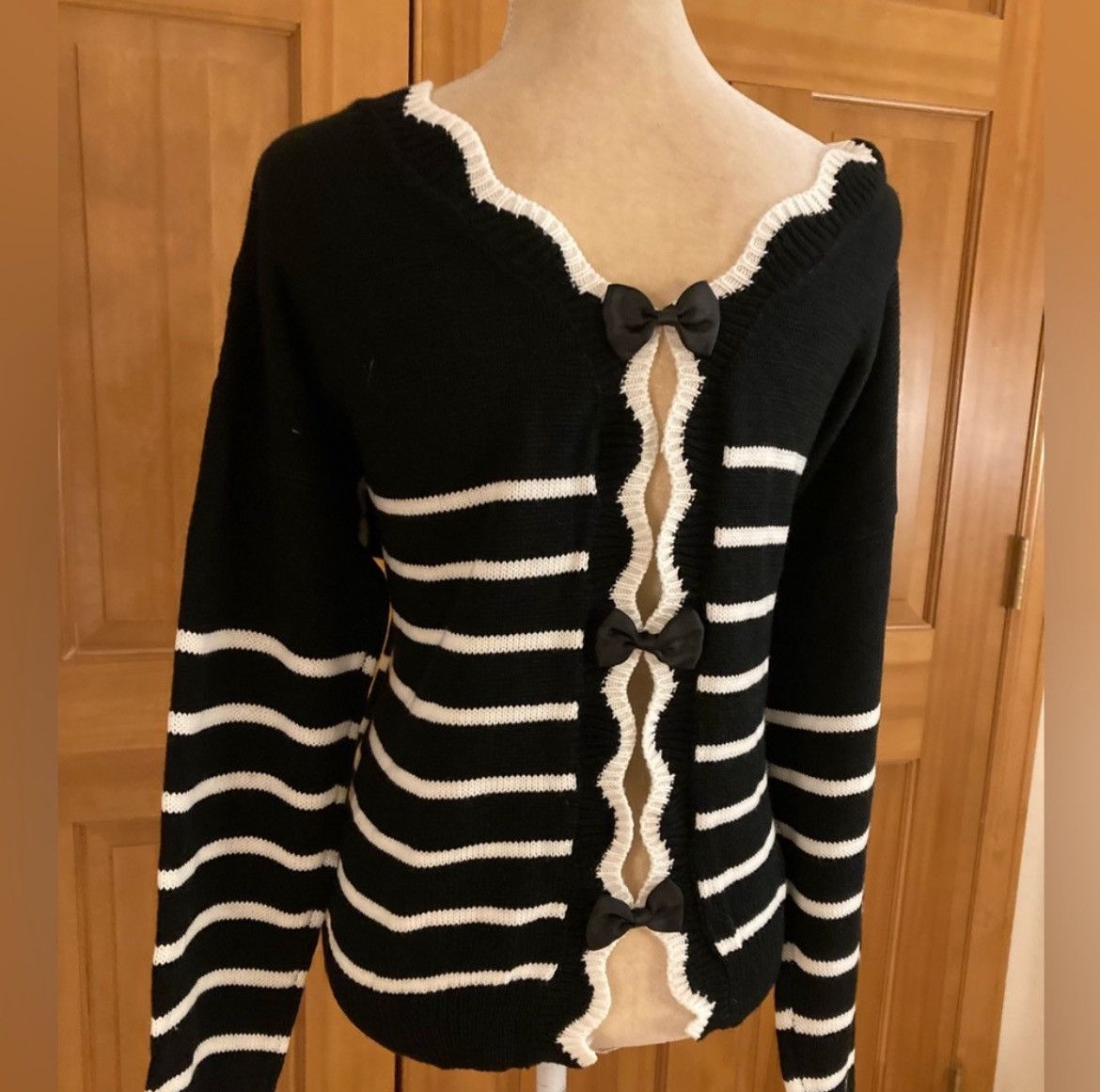 Designer × Other NWT, Lavishly Paris Scallop Trim Bowknot Back Sweater Size M / US 6-8 / IT 42-44 - 15 Thumbnail
