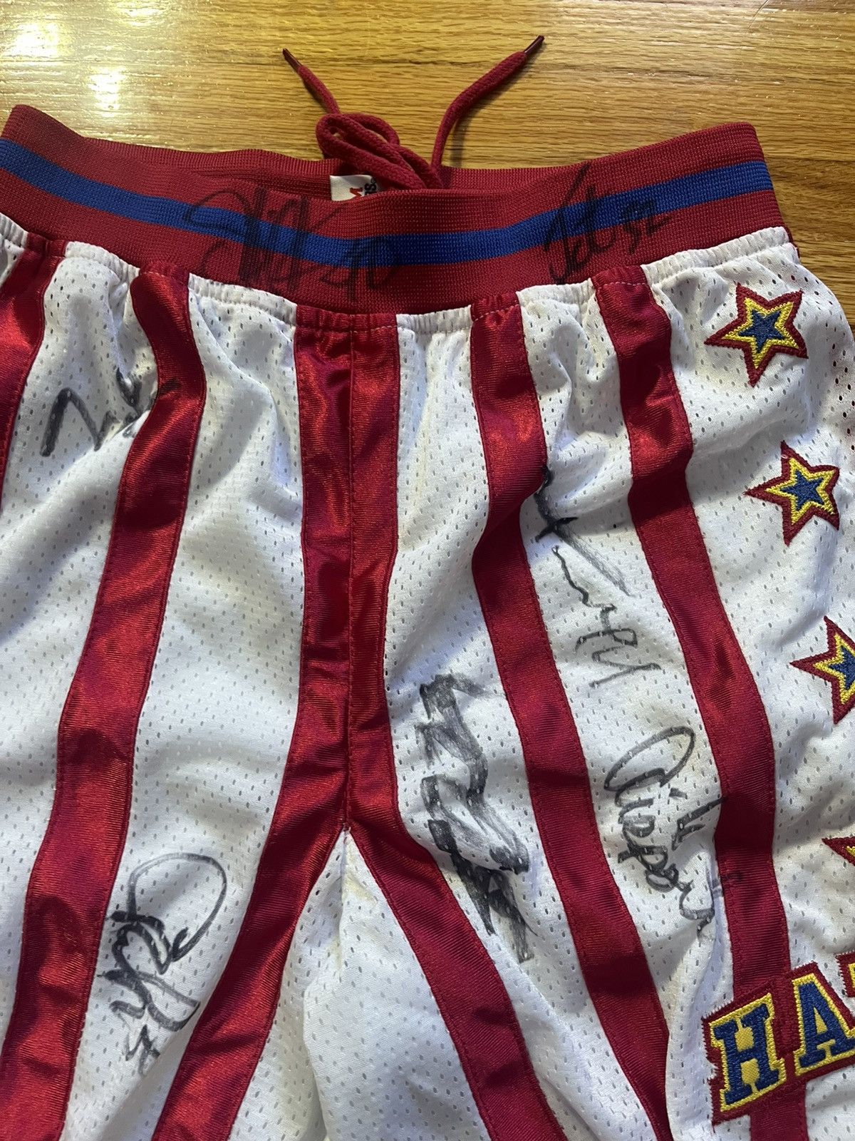NBA Vintage Harlem Globetrotters Shorts Signed Size US 30 / EU 46 - 3 Thumbnail