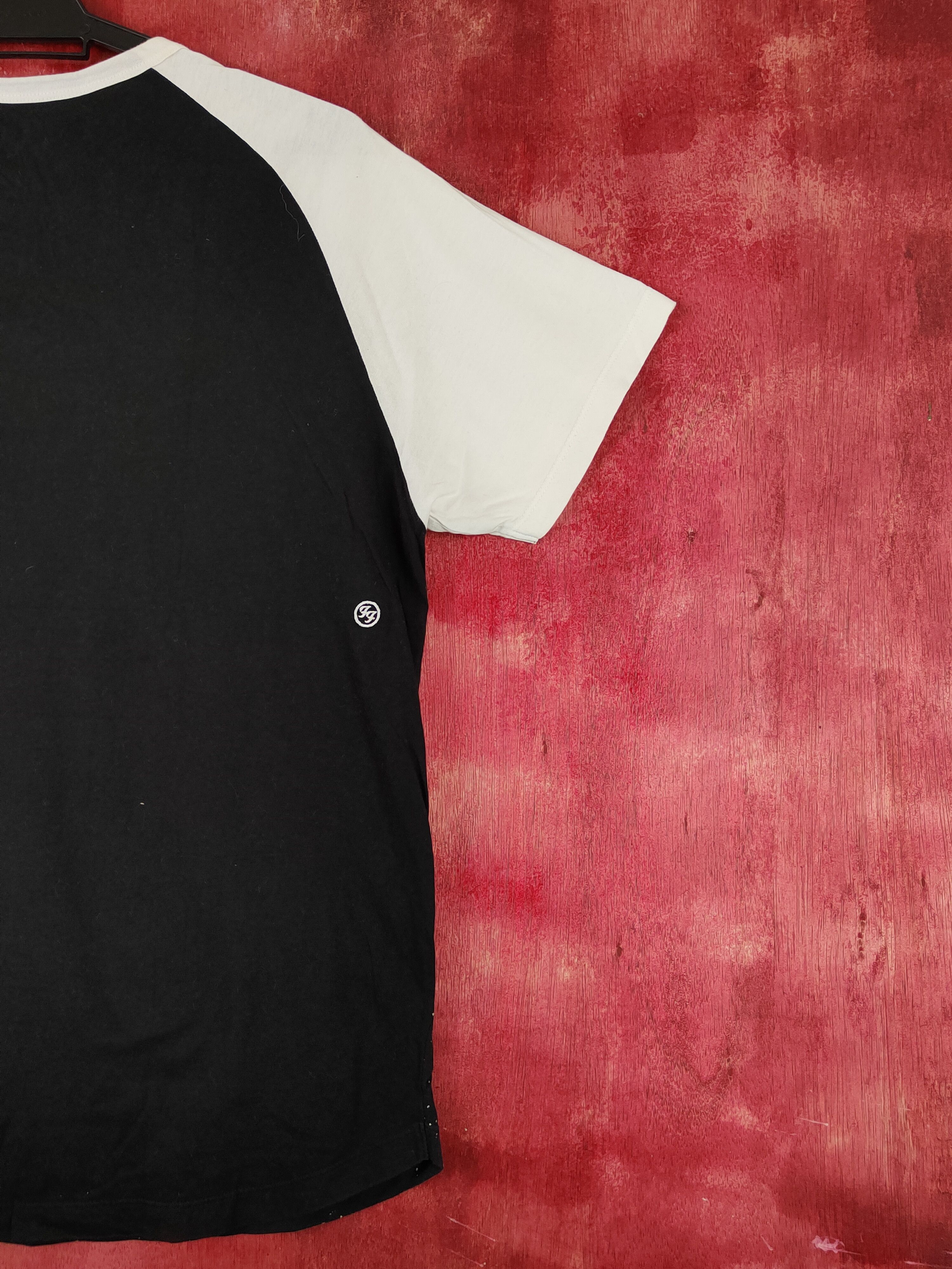 Band Tees Uniqlo X Foo Fighter Sleeve T-shirts #S2302 Size US M / EU 48-50 / 2 - 11 Thumbnail