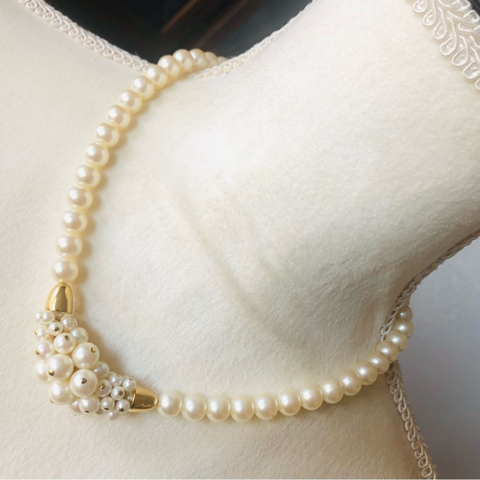 Vintage Vintage cream glass pearl cluster gold plated necklace Size ONE SIZE - 1 Thumbnail