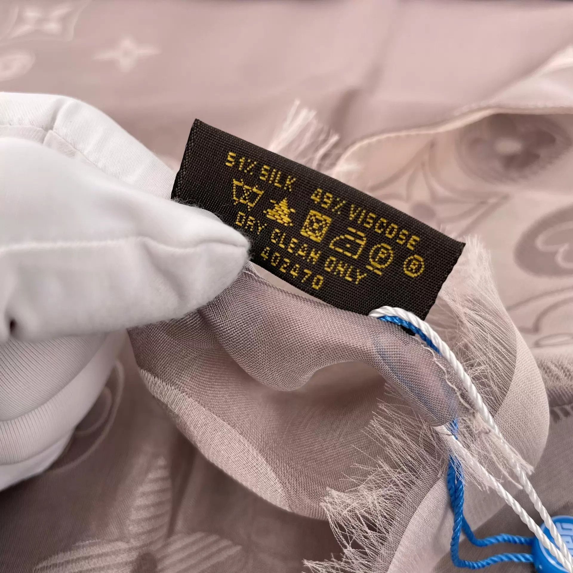 Louis Vuitton LV Silk Scarf Gray 170x45 Size ONE SIZE - 5 Thumbnail