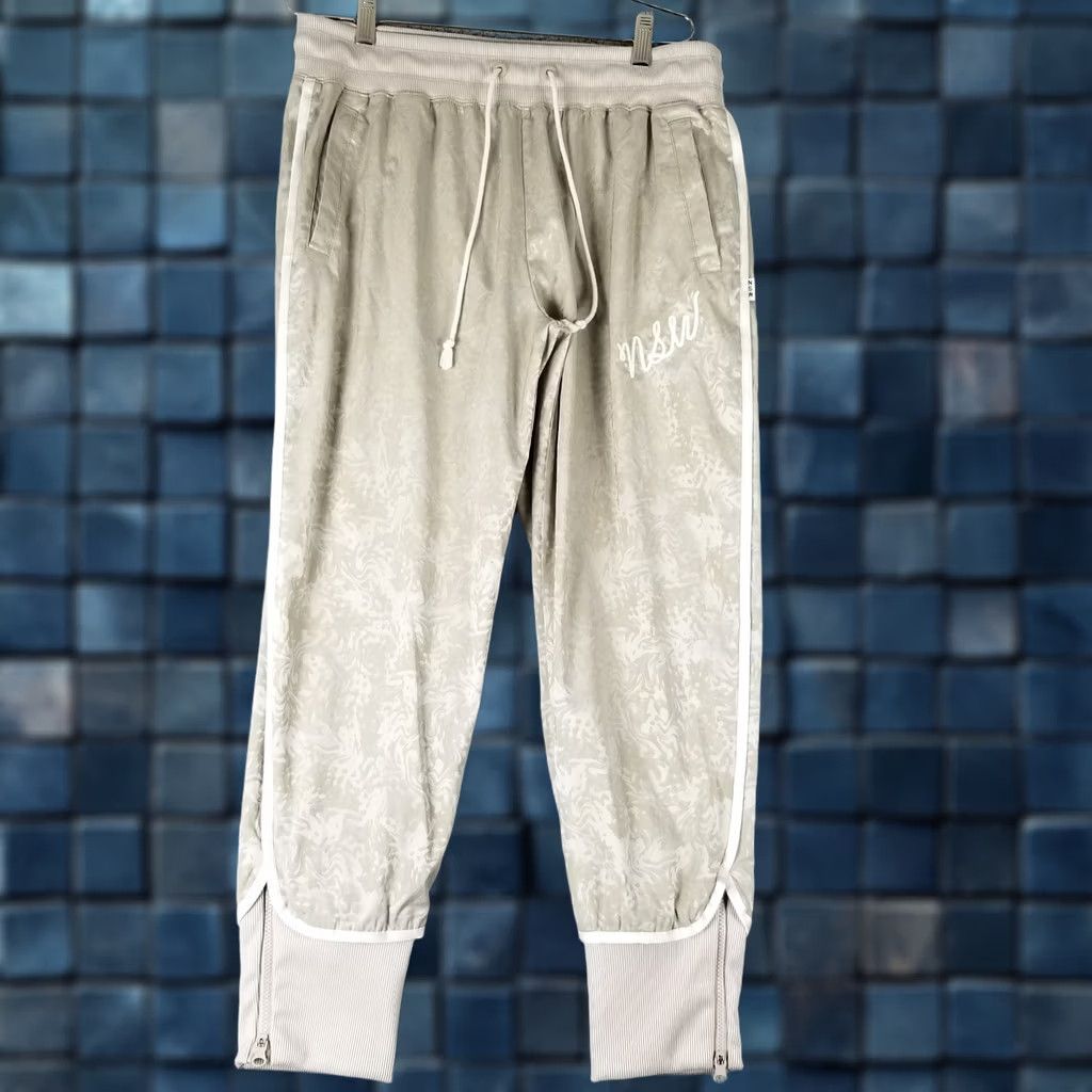 Nike Nike Sportswear Track Pants Women XL Brown Zip Ankles 941887-221 Camouflage Pattern Activewear Pants Size 40" / US 18 - 1 Thumbnail