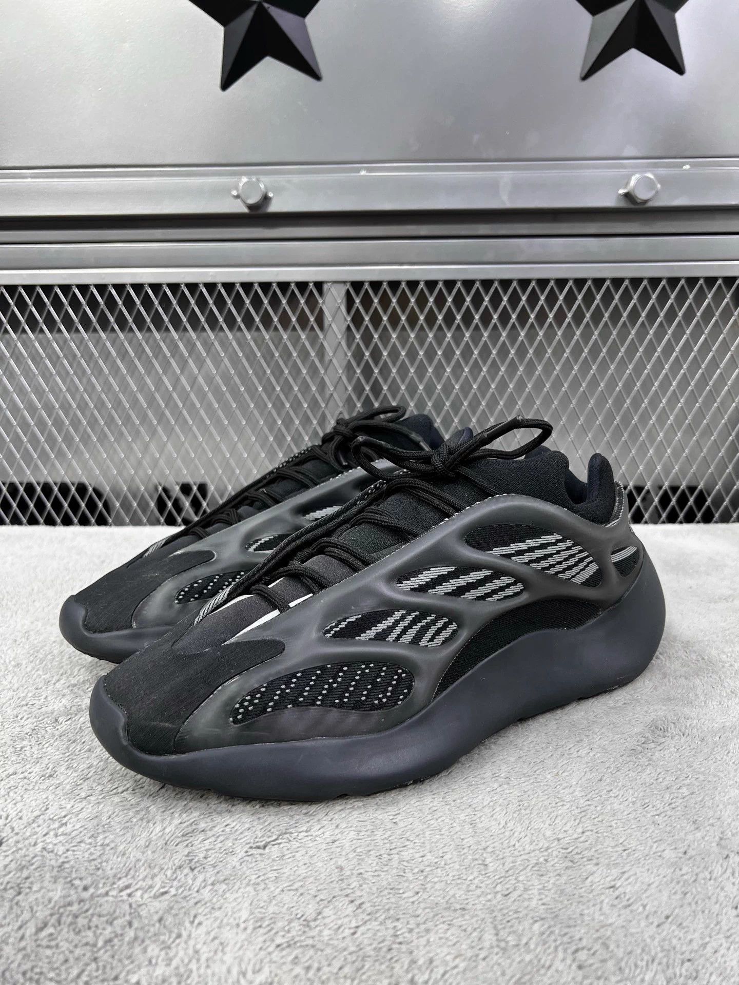 Adidas adidas Yeezy Boost 700 V3 Black Never Worn 44 Size US 11 / EU 44 - 1 Thumbnail