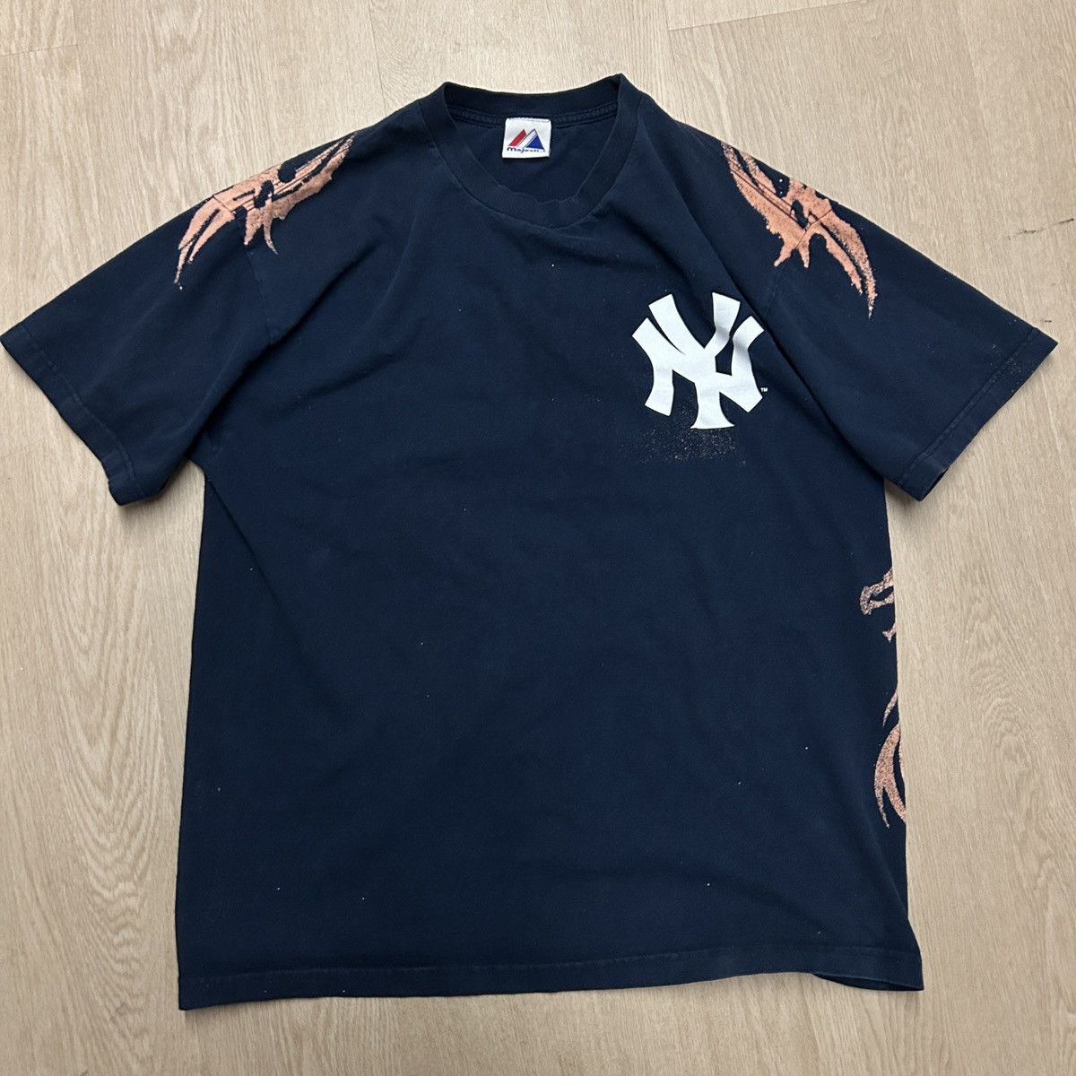 Majestic Hand bleached y2k tribal dragon Yankees tee Size US XL / EU 56 / 4 - 2 Thumbnail