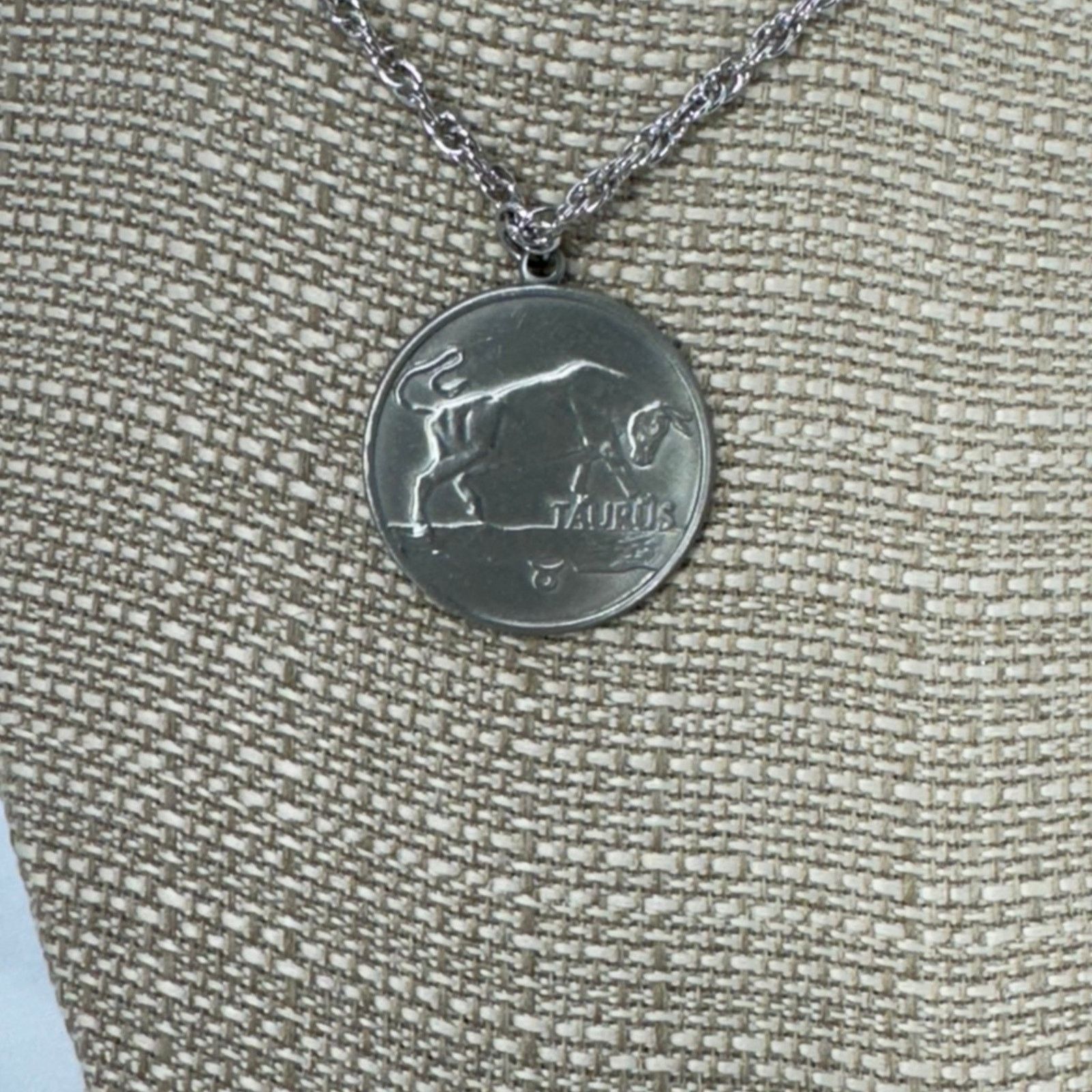 NBDN Nobrandedon VTG silver tone zodiac Taurus pendant Size ONE SIZE - 2 Thumbnail
