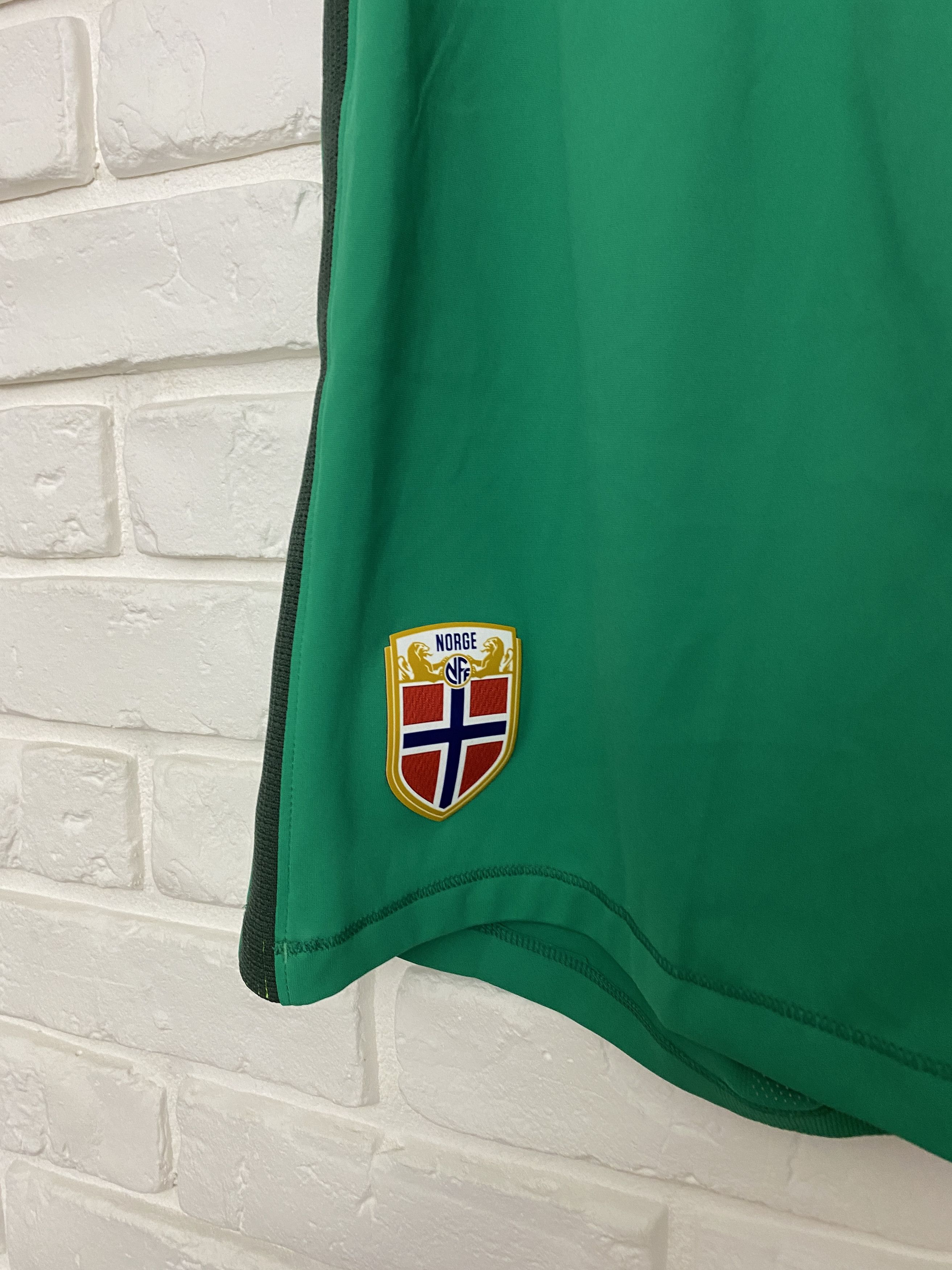 Nike Norway 2016 2017 Goalkeeper Player Issue Shorts Football L Size US 34 / EU 50 - 2 Thumbnail