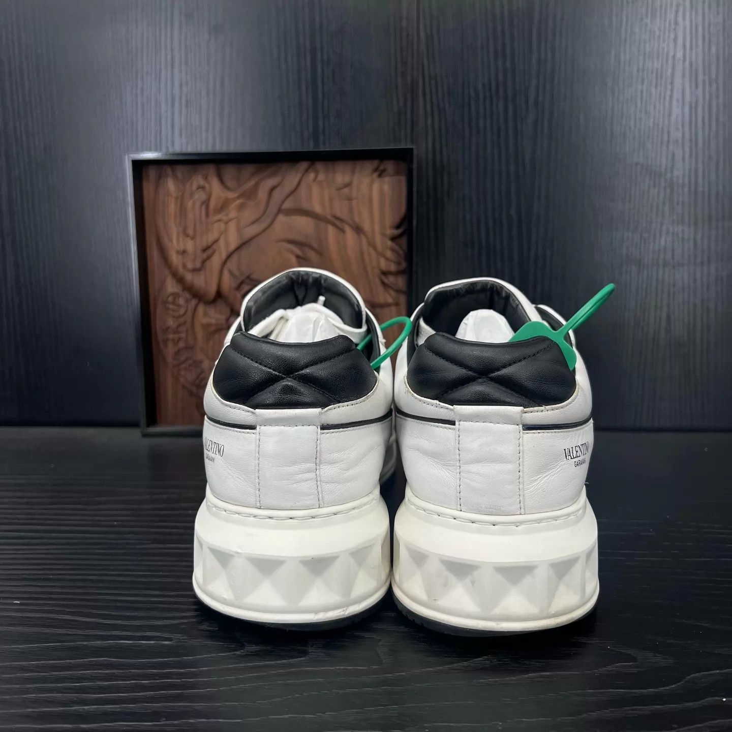 Valentino Valentino One Stud White/Black 40 (Good, Minor Toe Crack) Size US 9.5 / EU 42-43 - 5 Thumbnail